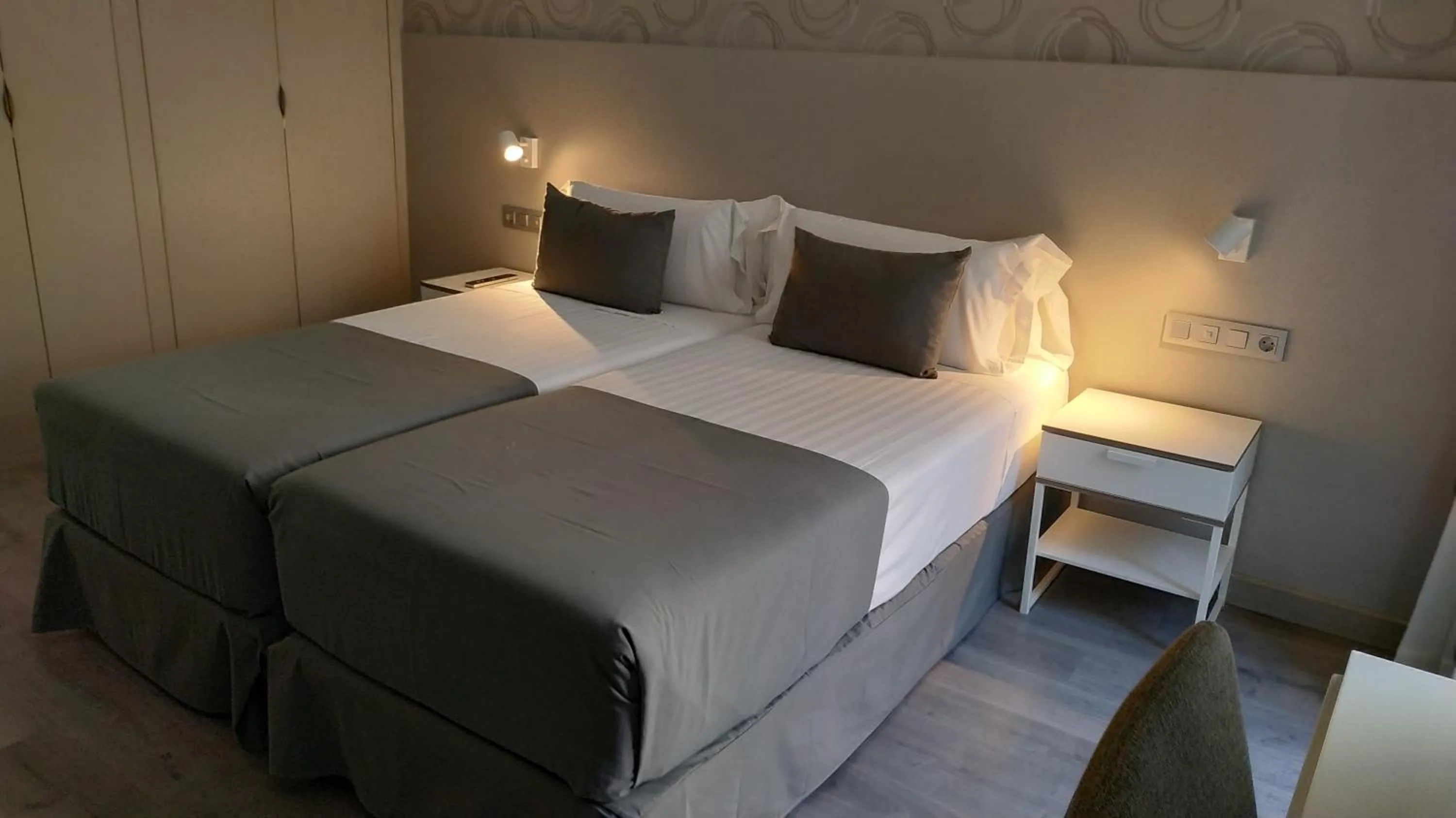 Photo of the whole room, Bed in Mendez Nuñez Alicante