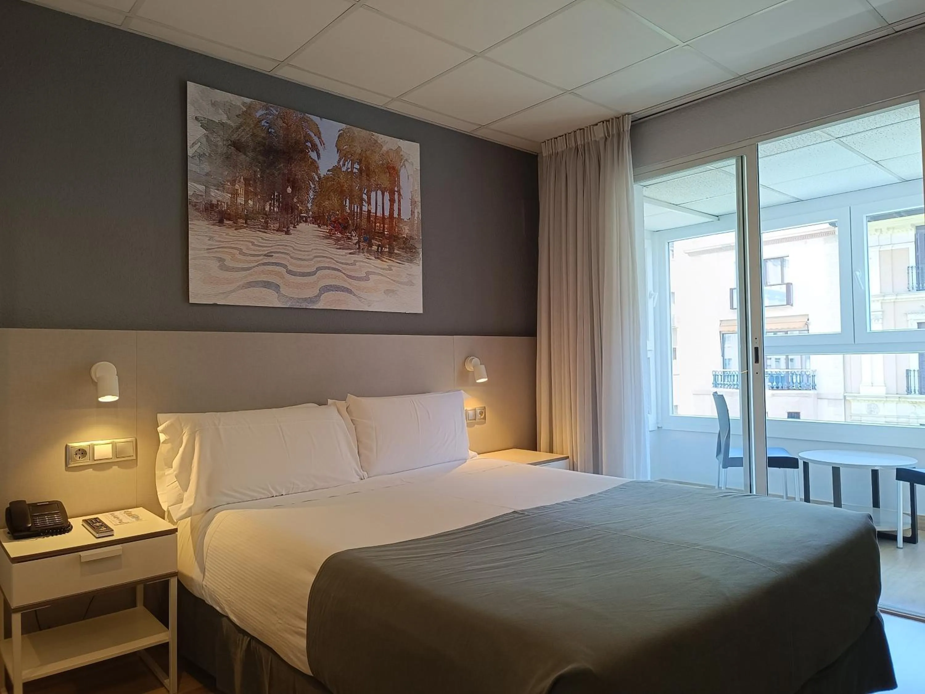 Photo of the whole room, Bed in Mendez Nuñez Alicante