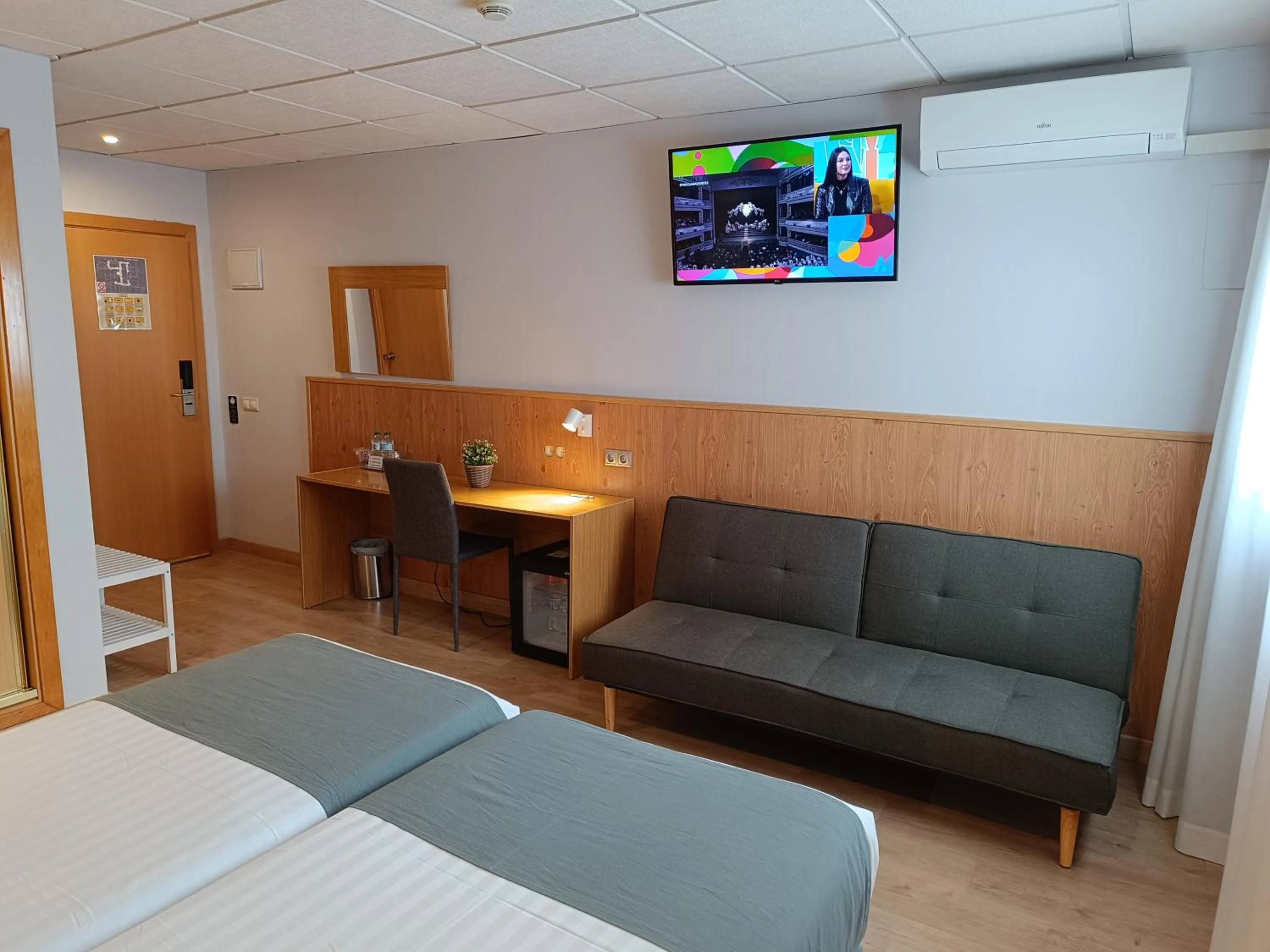 Photo of the whole room, Bed in Mendez Nuñez Alicante