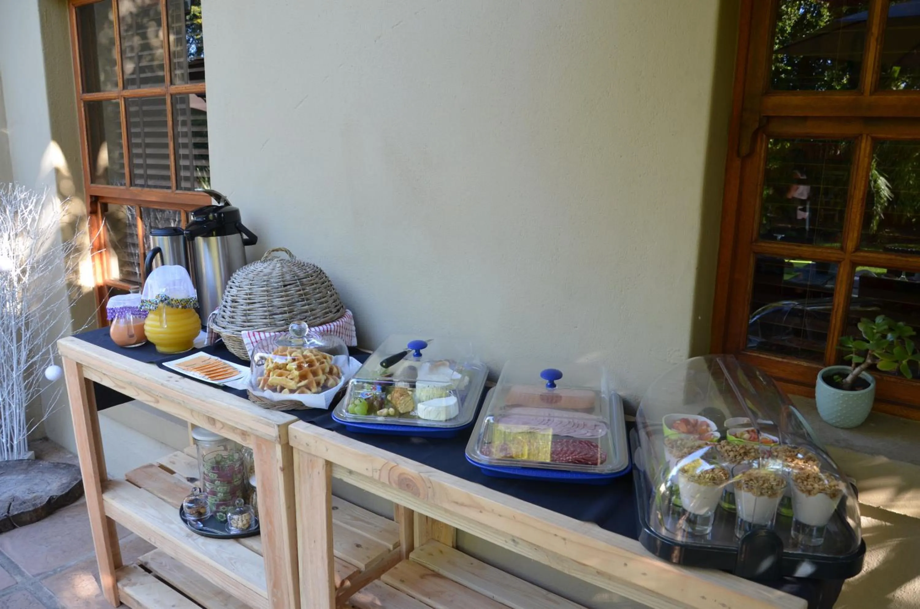 Buffet breakfast in B&B Sauvignon Country Lodge