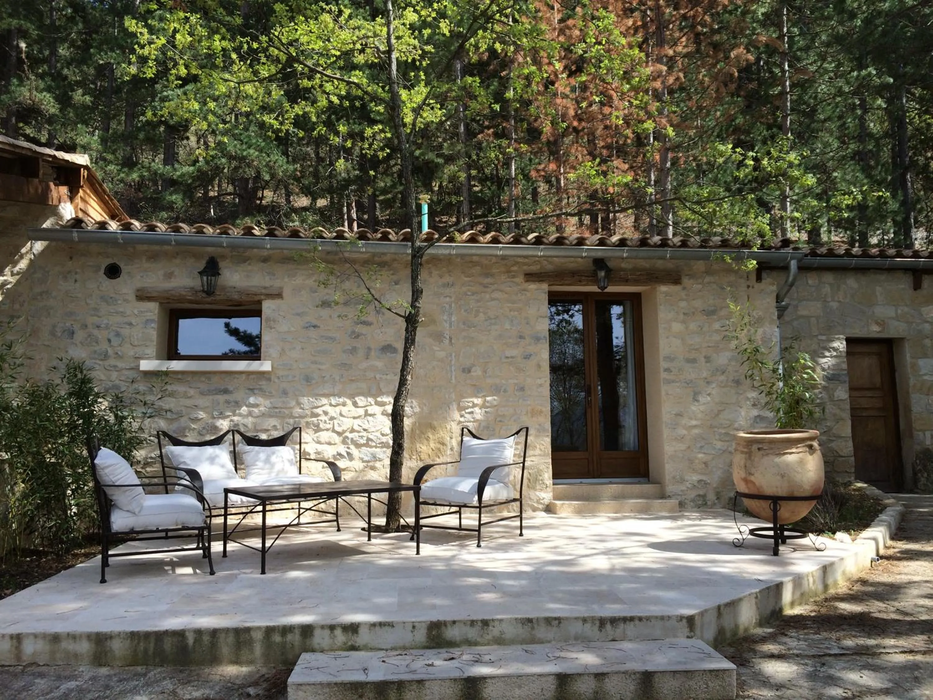 Patio in B&B Le Deffends de Redon