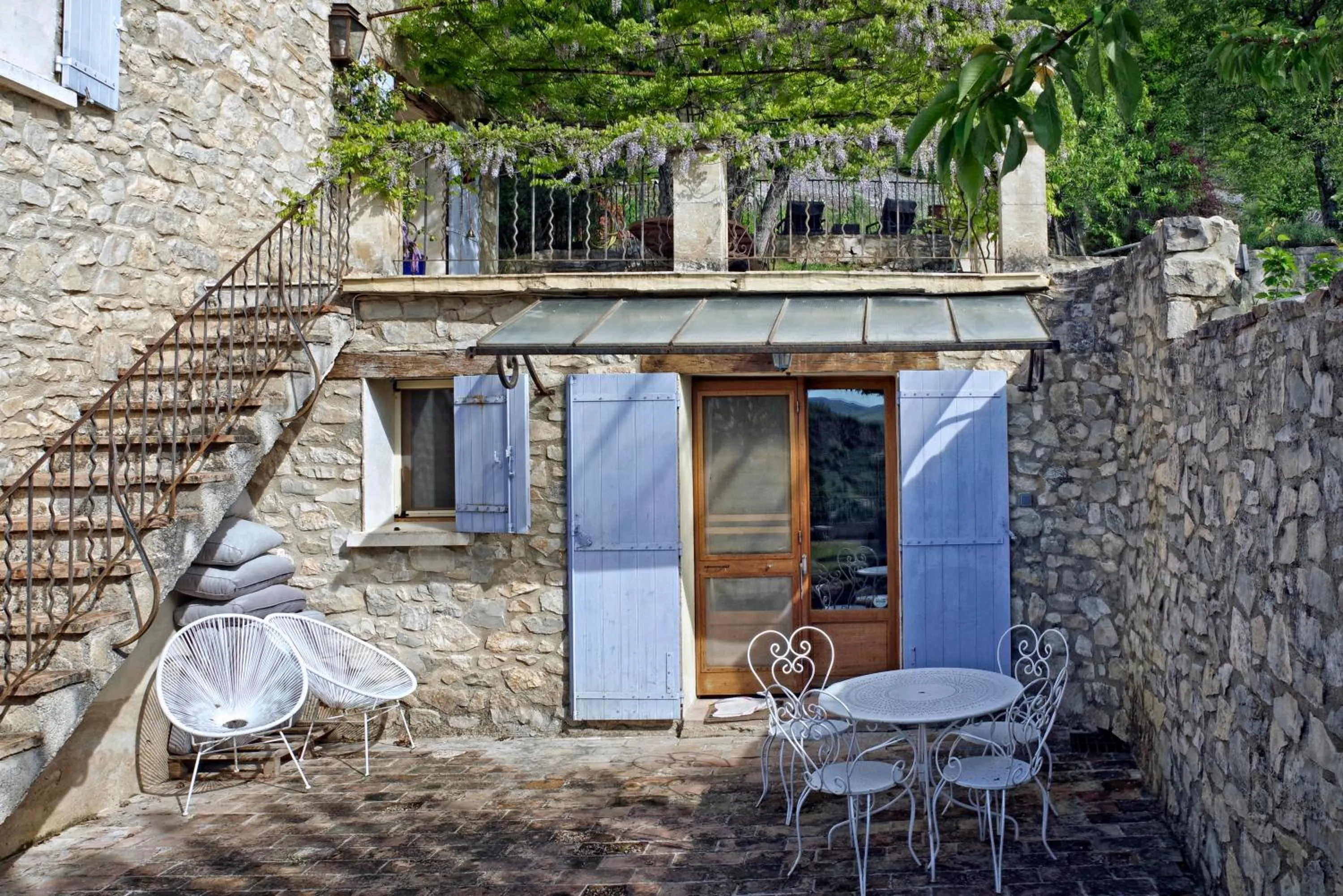 Patio in B&B Le Deffends de Redon