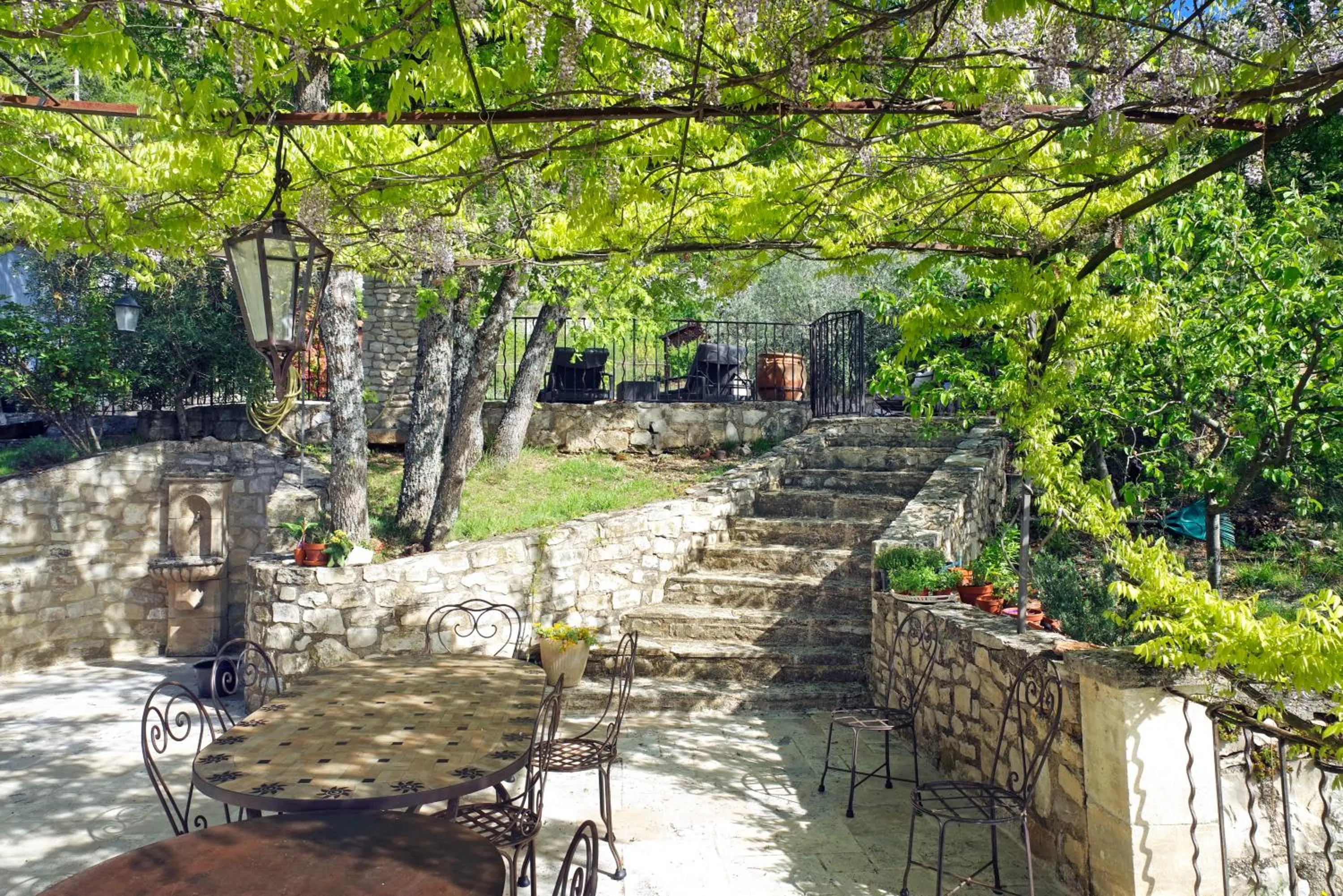 Patio in B&B Le Deffends de Redon
