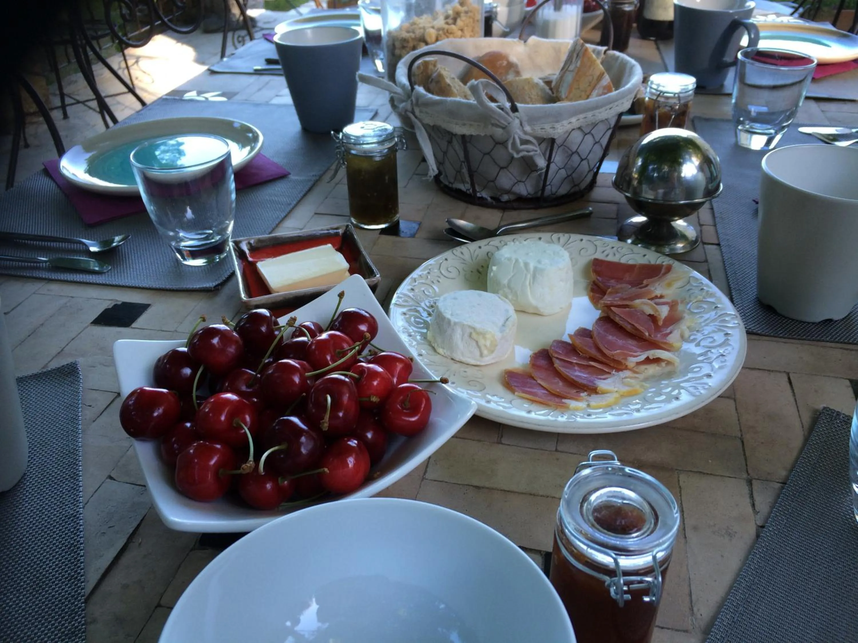 Food and drinks in B&B Le Deffends de Redon