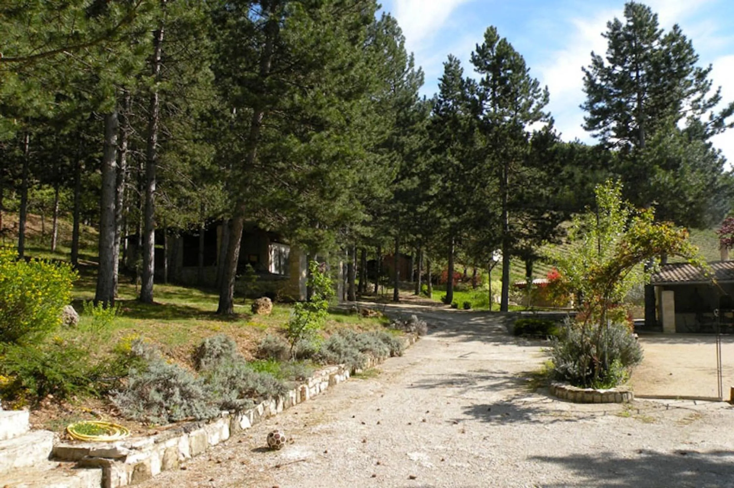 Garden in B&B Le Deffends de Redon