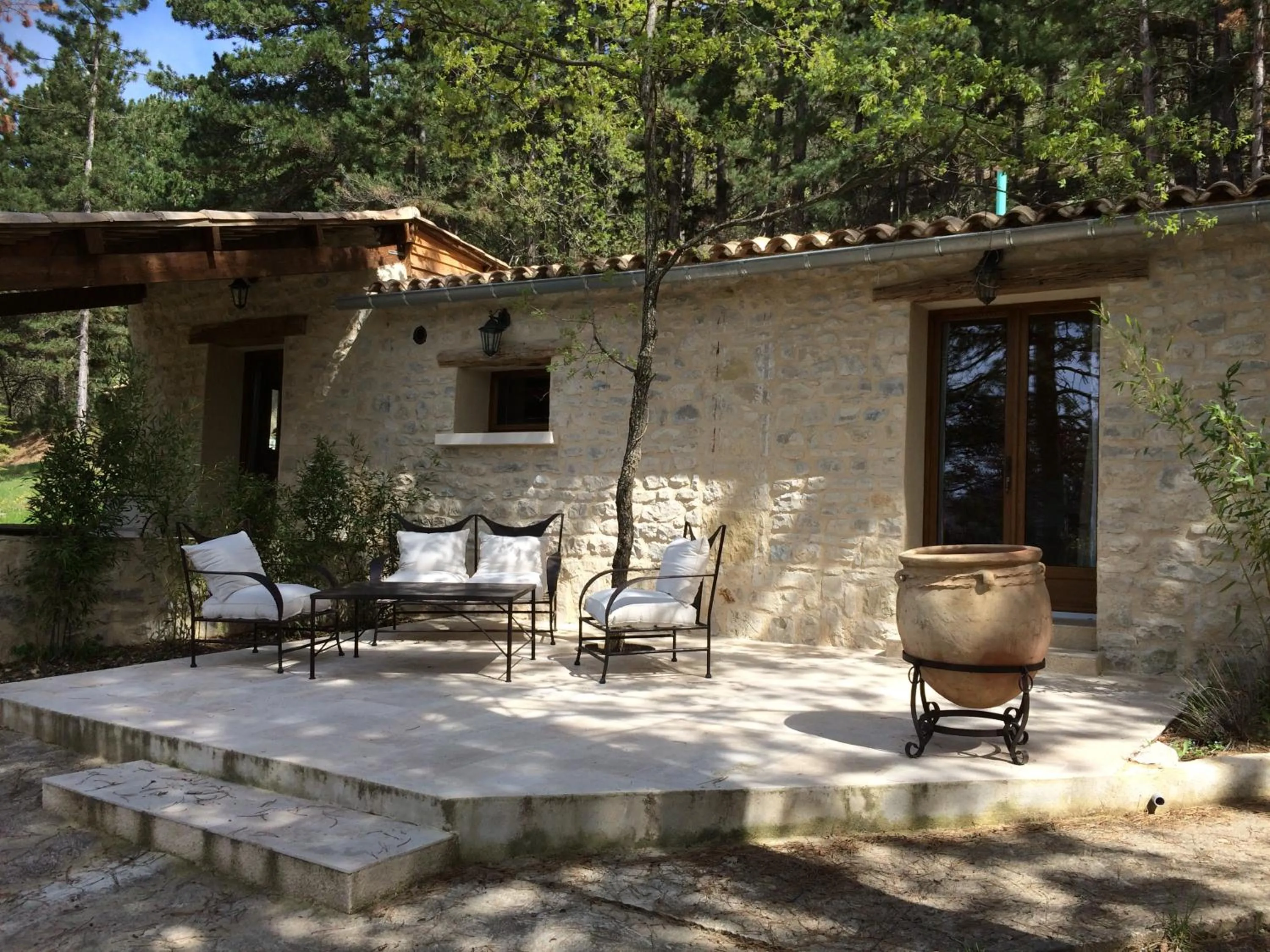 Patio in B&B Le Deffends de Redon