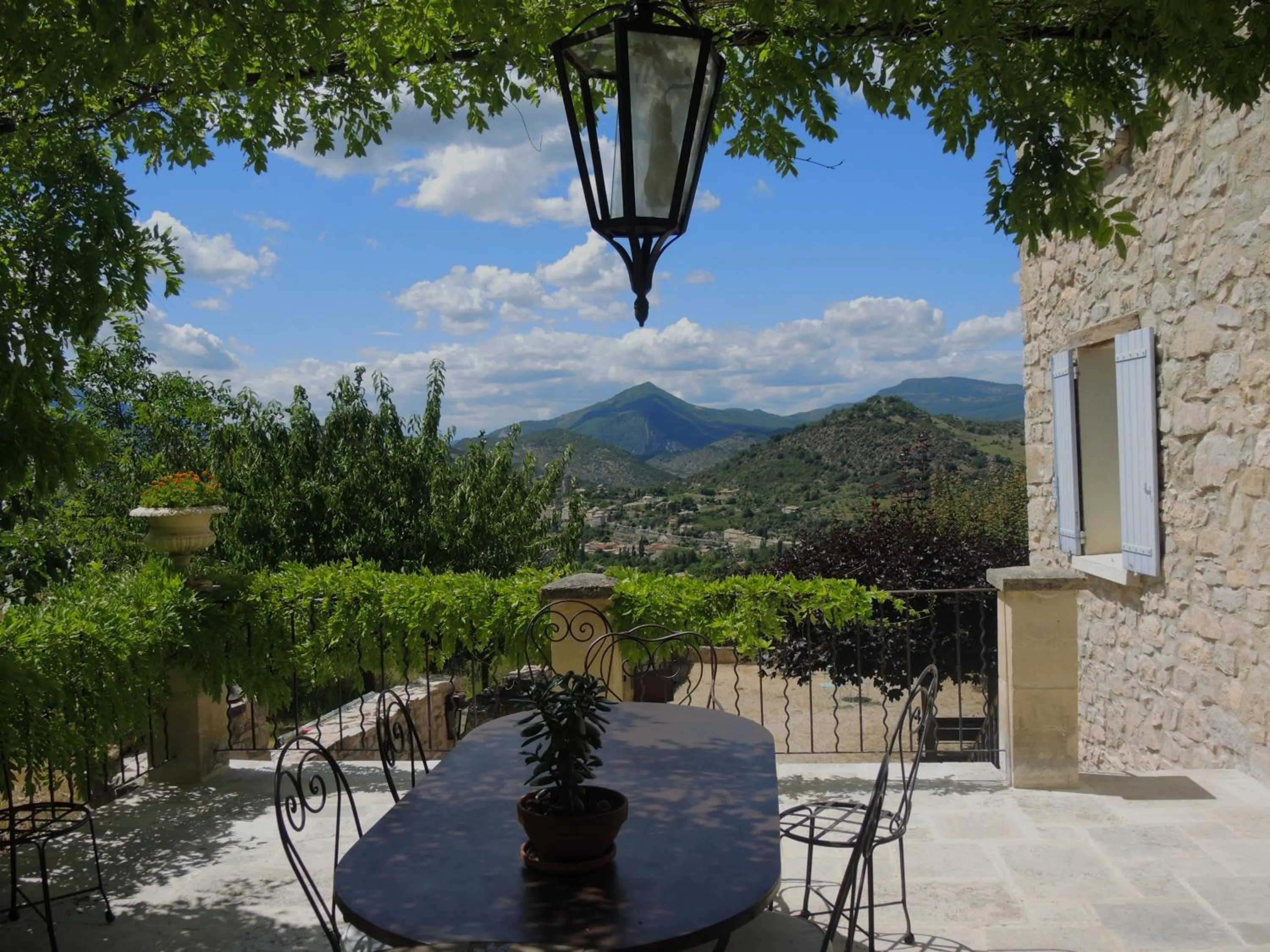 Patio in B&B Le Deffends de Redon