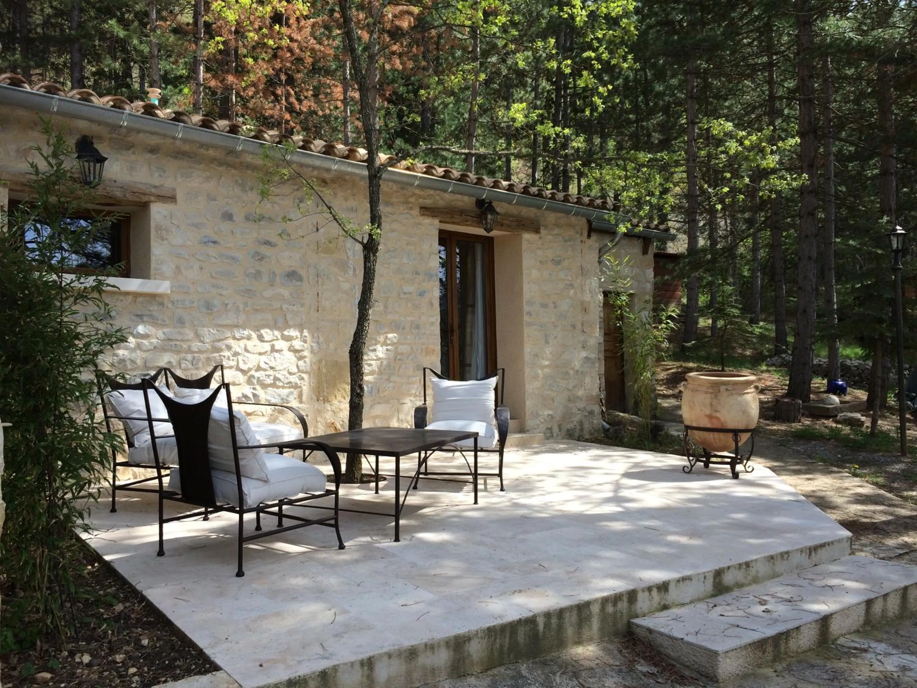 Patio in B&B Le Deffends de Redon