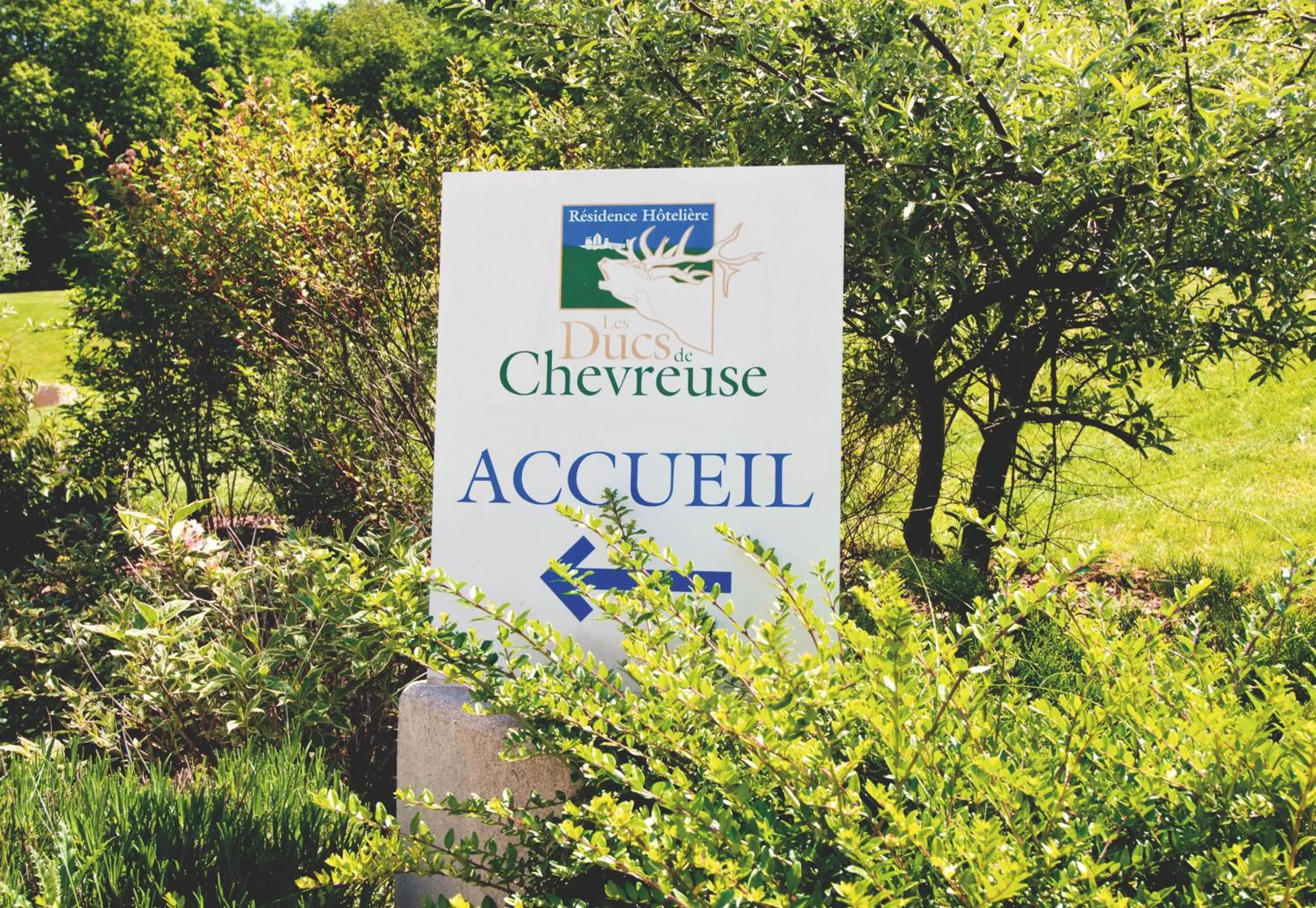 Garden in Residence Hotel Les Ducs De Chevreuse avec Hébergement, Repas & PDJ, Séminaire, Bureau & Parking