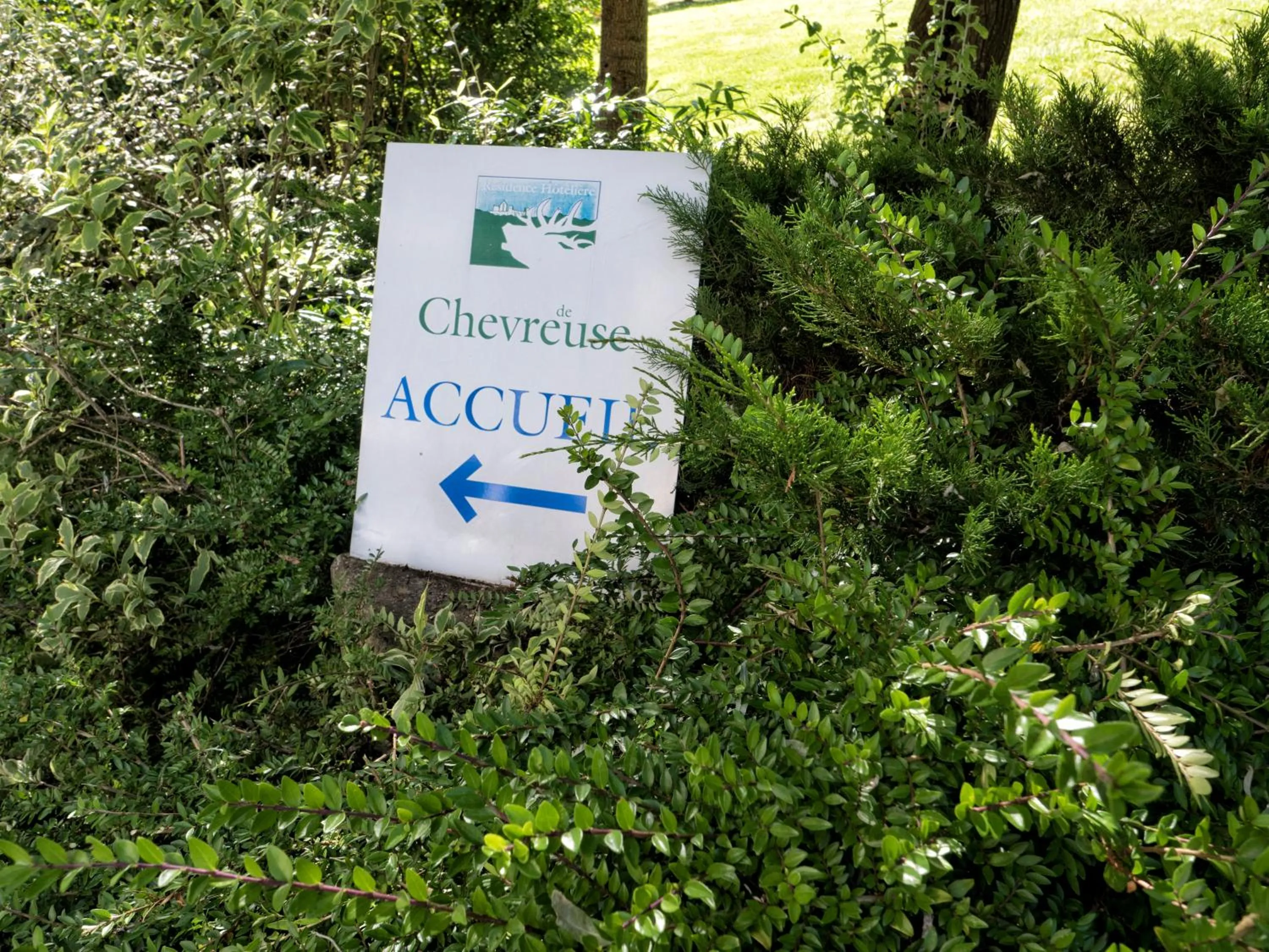 Garden in Residence Hotel Les Ducs De Chevreuse avec Hébergement, Repas & PDJ, Séminaire, Bureau & Parking