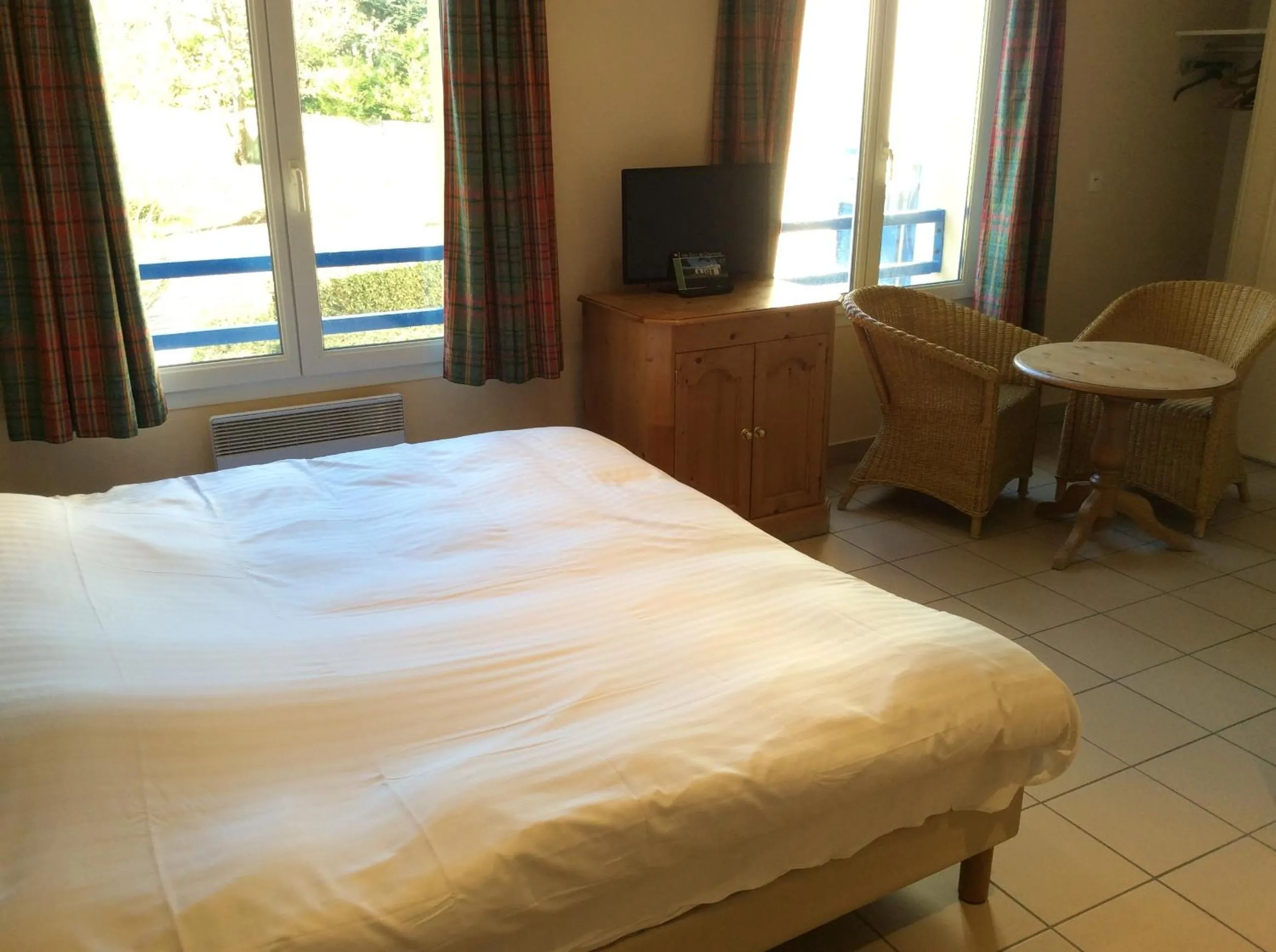 Photo of the whole room, Bed in Residence Hotel Les Ducs De Chevreuse avec Hébergement, Repas & PDJ, Séminaire, Bureau & Parking