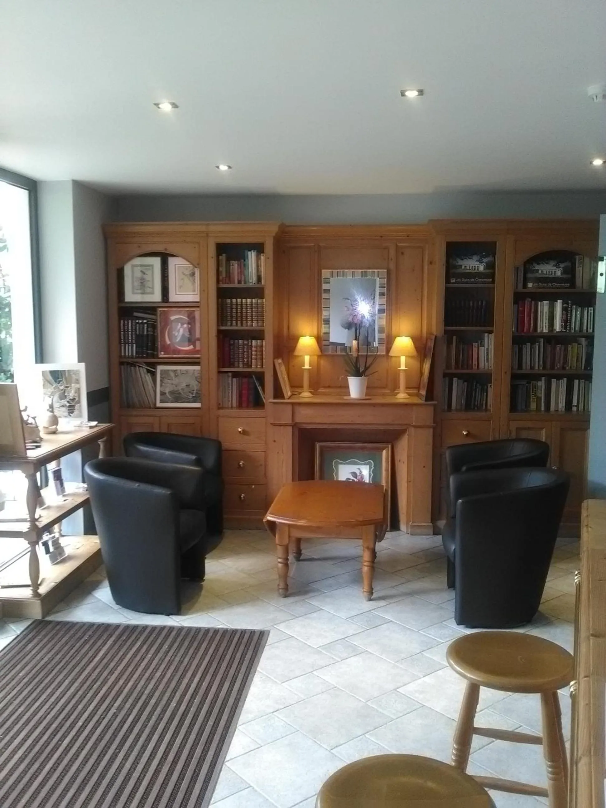 Library in Residence Hotel Les Ducs De Chevreuse avec Hébergement, Repas & PDJ, Séminaire, Bureau & Parking