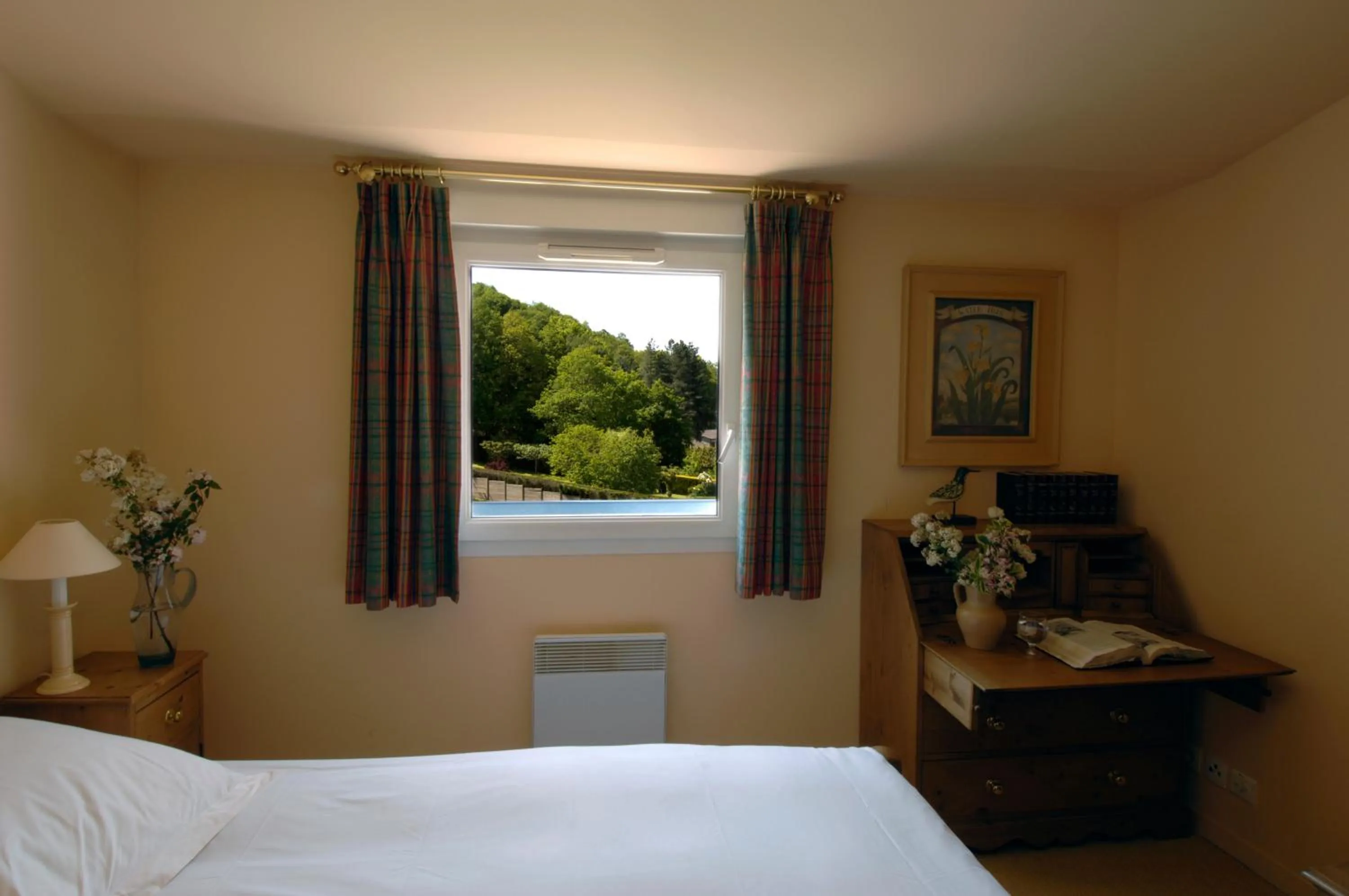 Bed in Residence Hotel Les Ducs De Chevreuse avec Hébergement, Repas & PDJ, Séminaire, Bureau & Parking