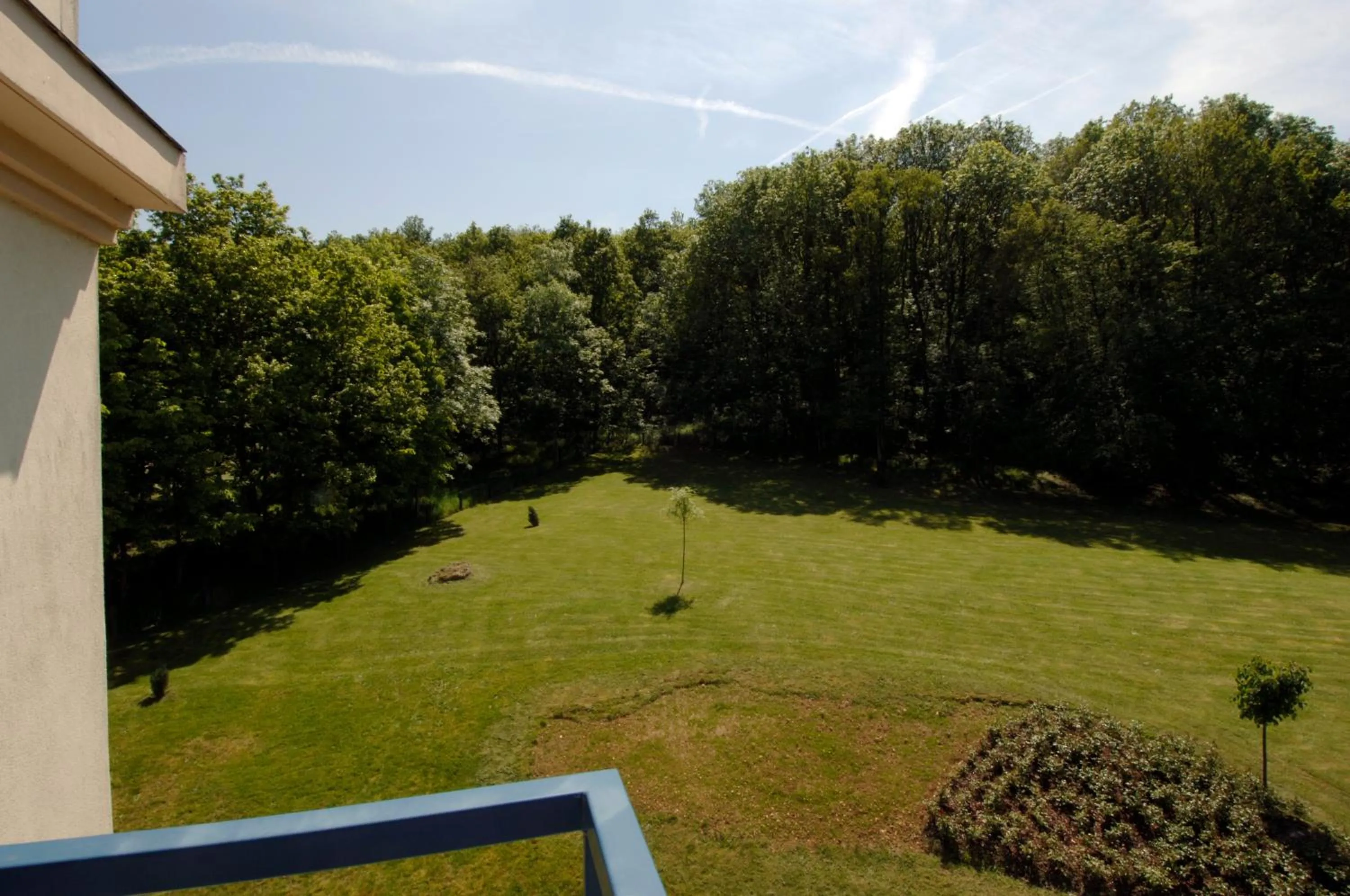 Quiet street view in Residence Hotel Les Ducs De Chevreuse avec Hébergement, Repas & PDJ, Séminaire, Bureau & Parking