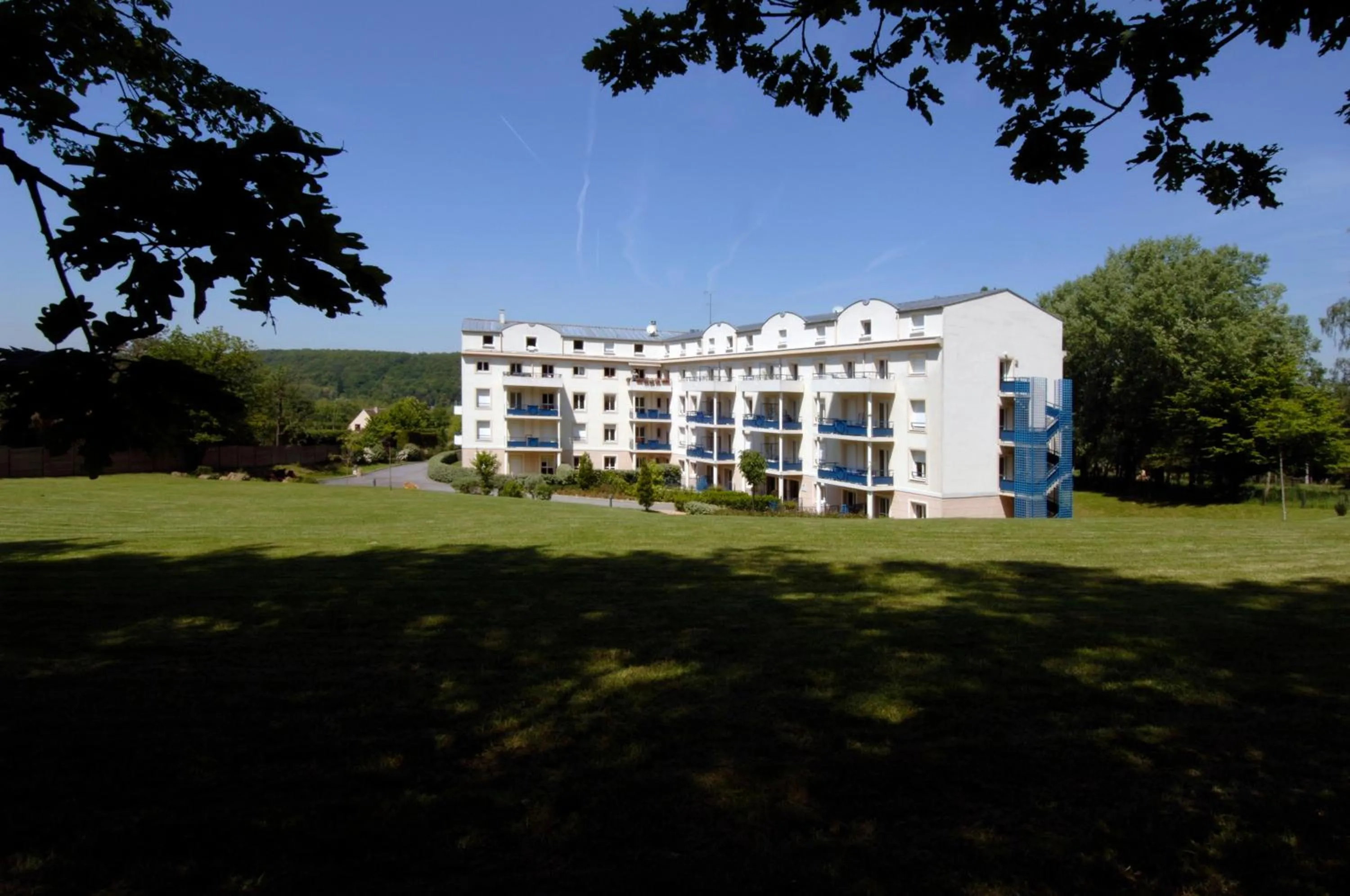 Quiet street view in Residence Hotel Les Ducs De Chevreuse avec Hébergement, Repas & PDJ, Séminaire, Bureau & Parking