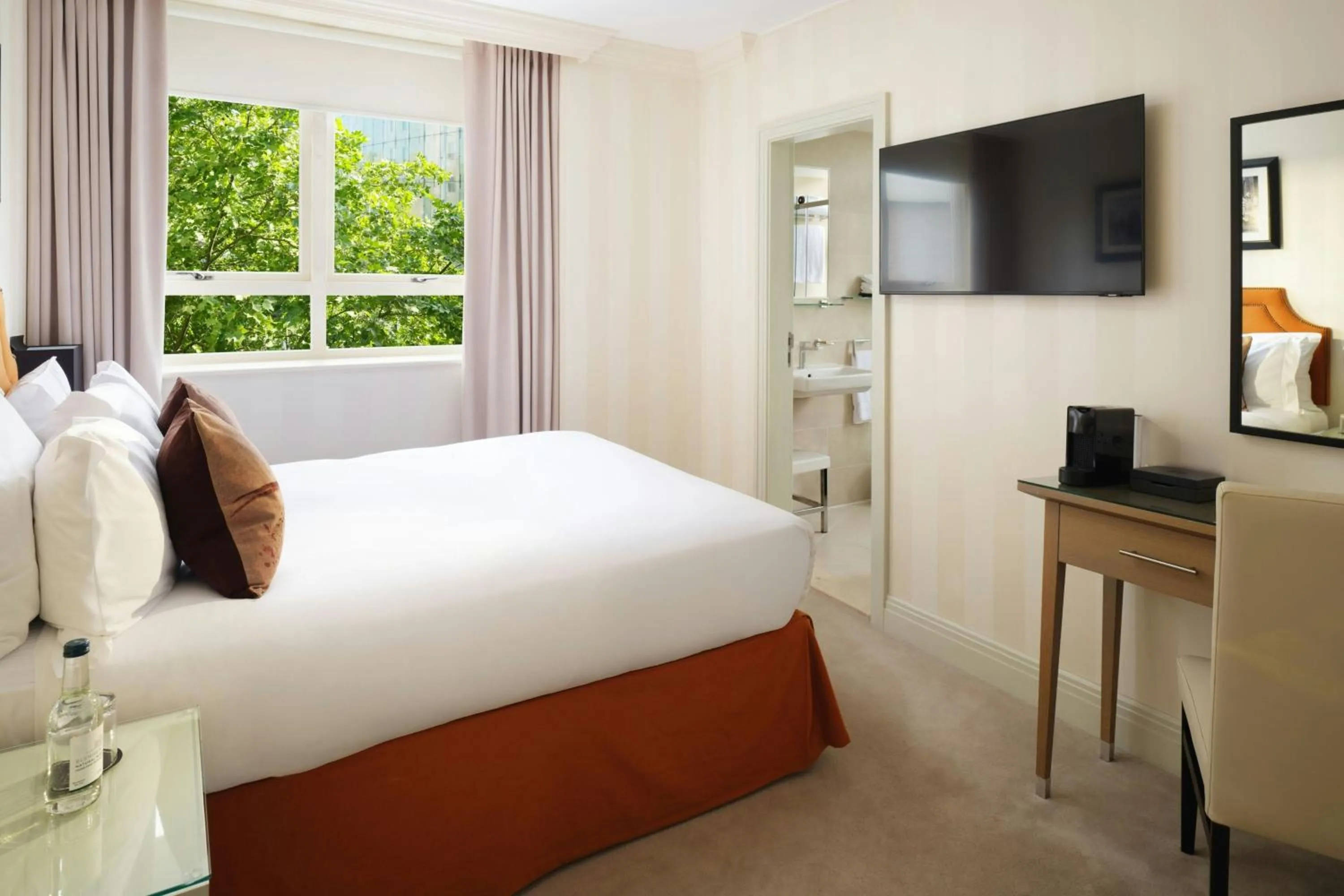 Photo of the whole room, Bed in Hotel Xenia - Autograph Collection