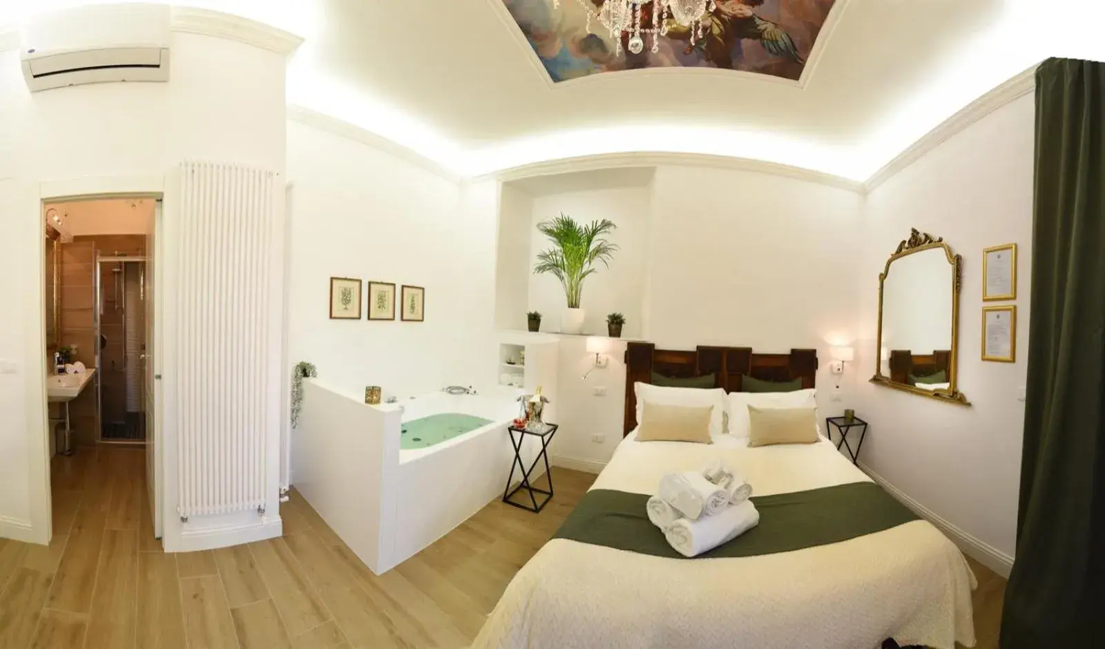 King Suite with Spa Bath - single occupancy in Vittorio Veneto Private SPA King Suite with Spa Bath - single occupancy in Vittorio Veneto Private SPA