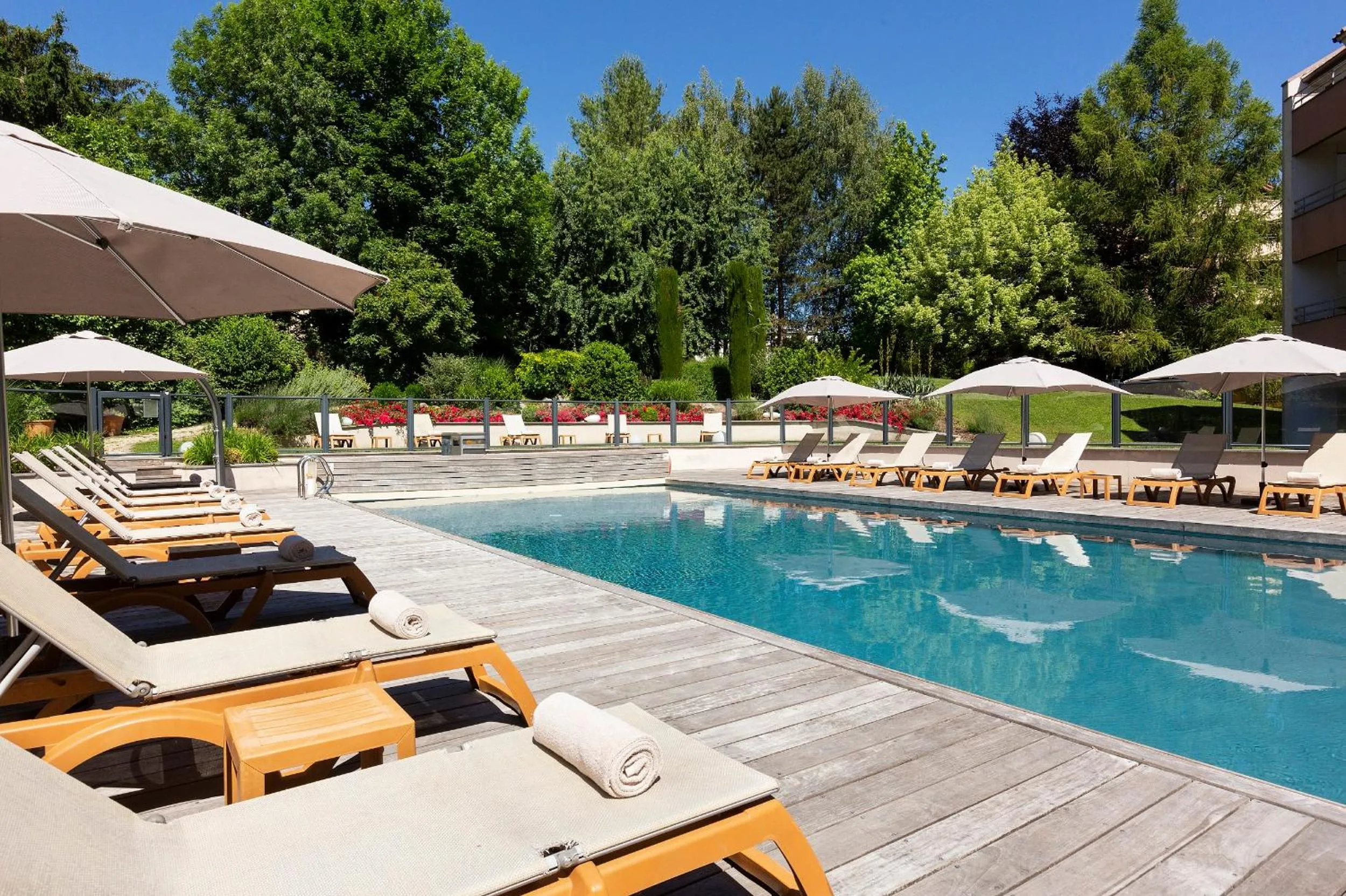 Swimming pool in Résidence la Réserve Genève Ferney Voltaire