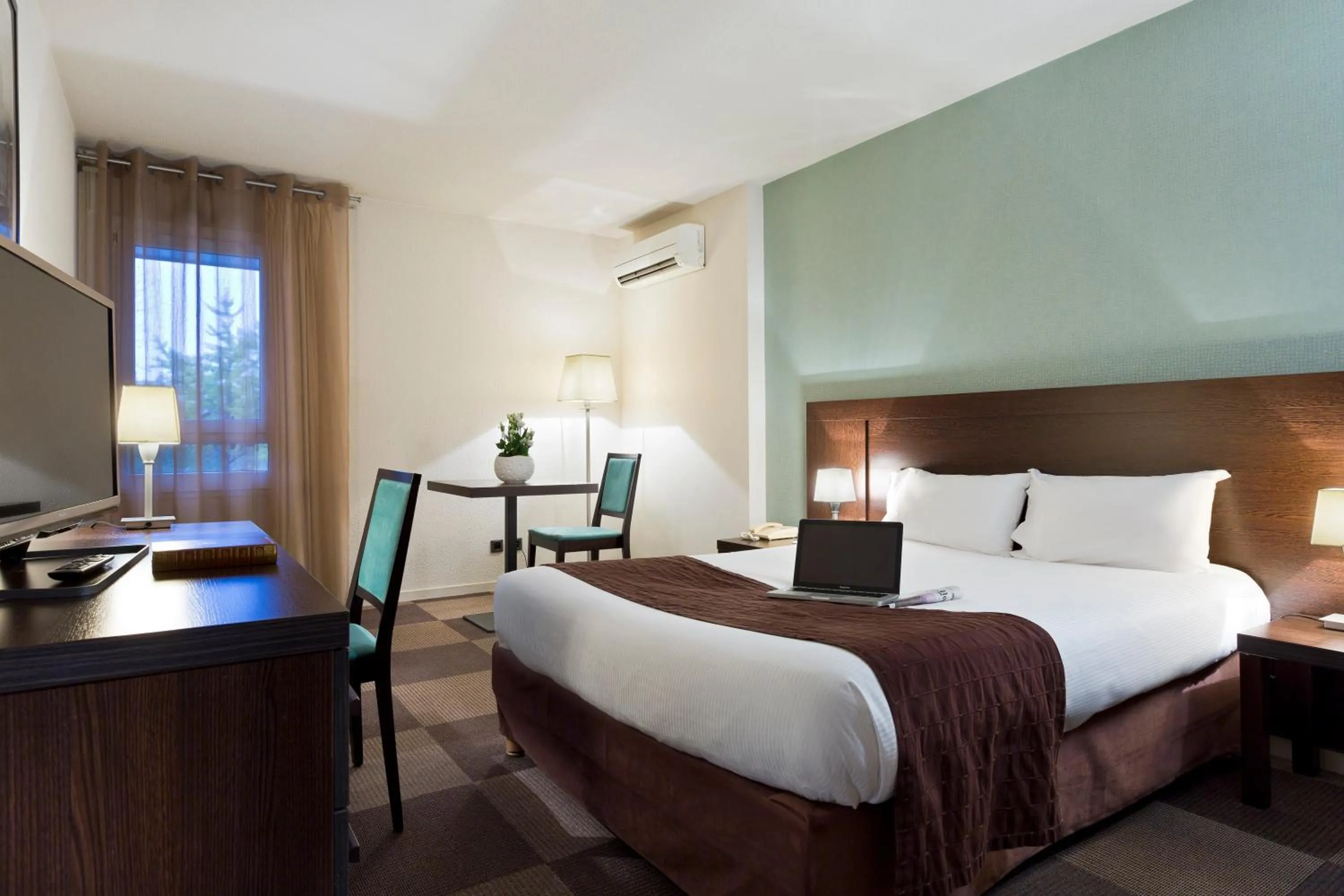 Bedroom, Bed in Résidence la Réserve Genève Ferney Voltaire