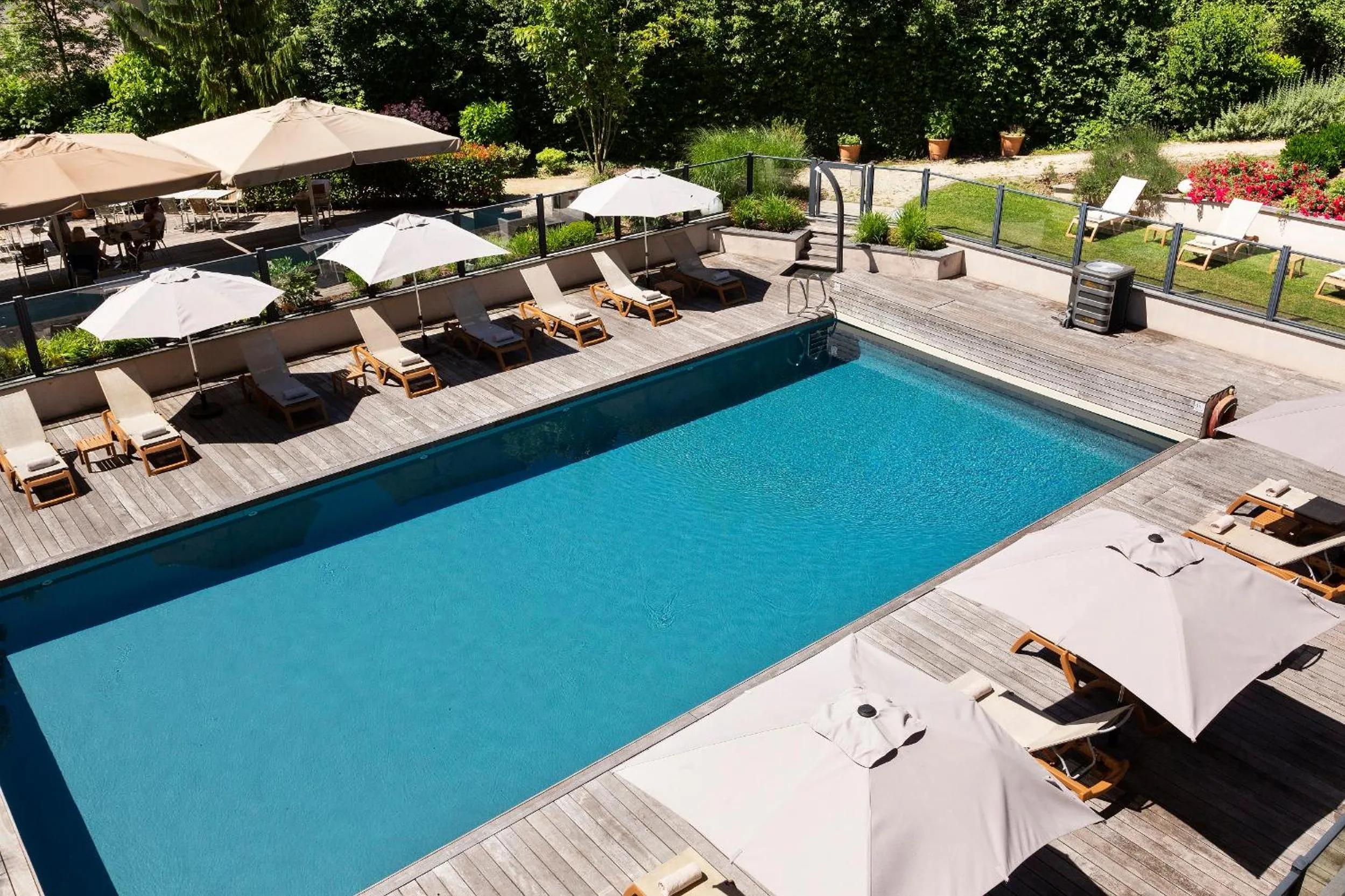 Swimming pool in Résidence la Réserve Genève Ferney Voltaire