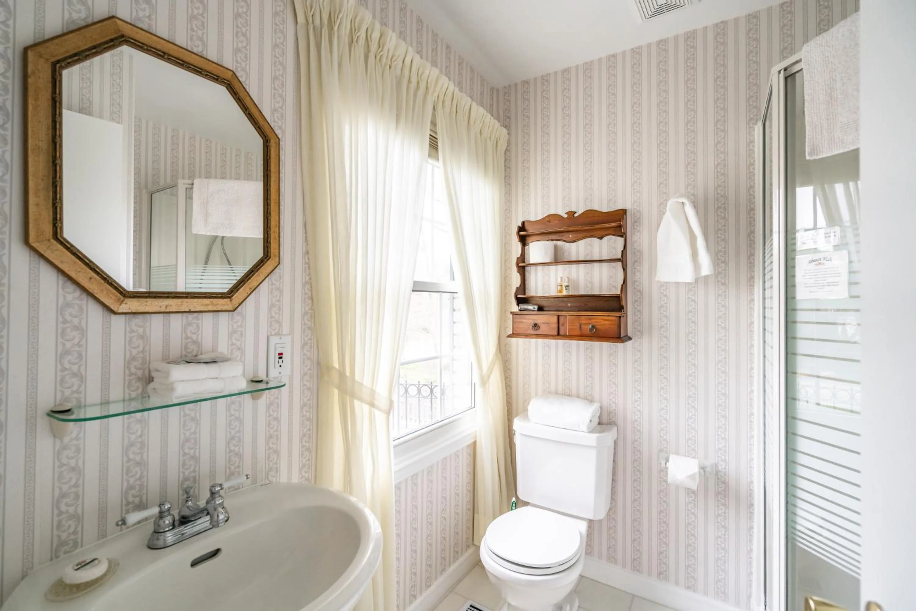 Bathroom in Abacot Hall Bed & Breakfast