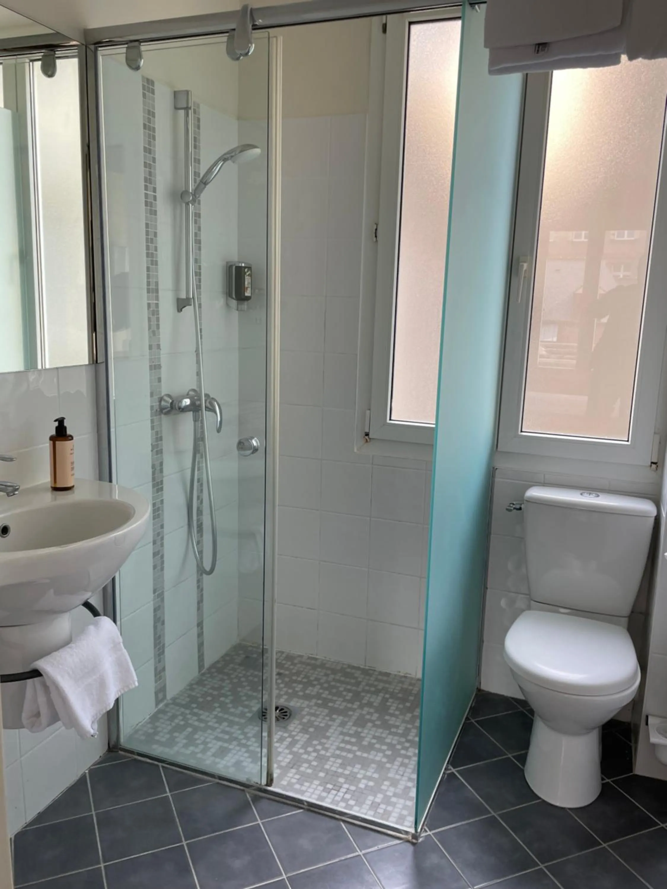 Shower in Hôtel Cartier