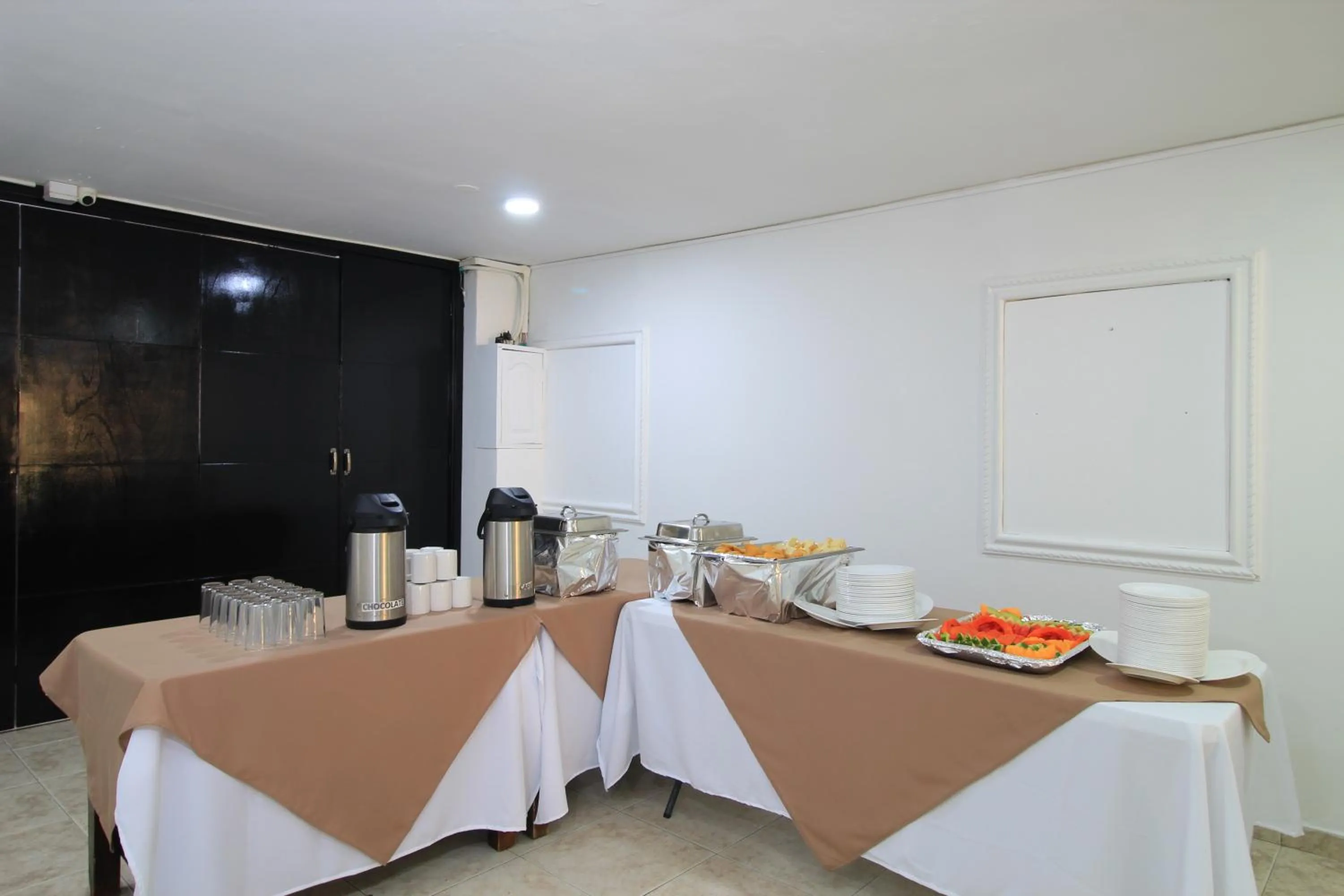 Breakfast in Hotel Rodadero Inn By GEH Suites