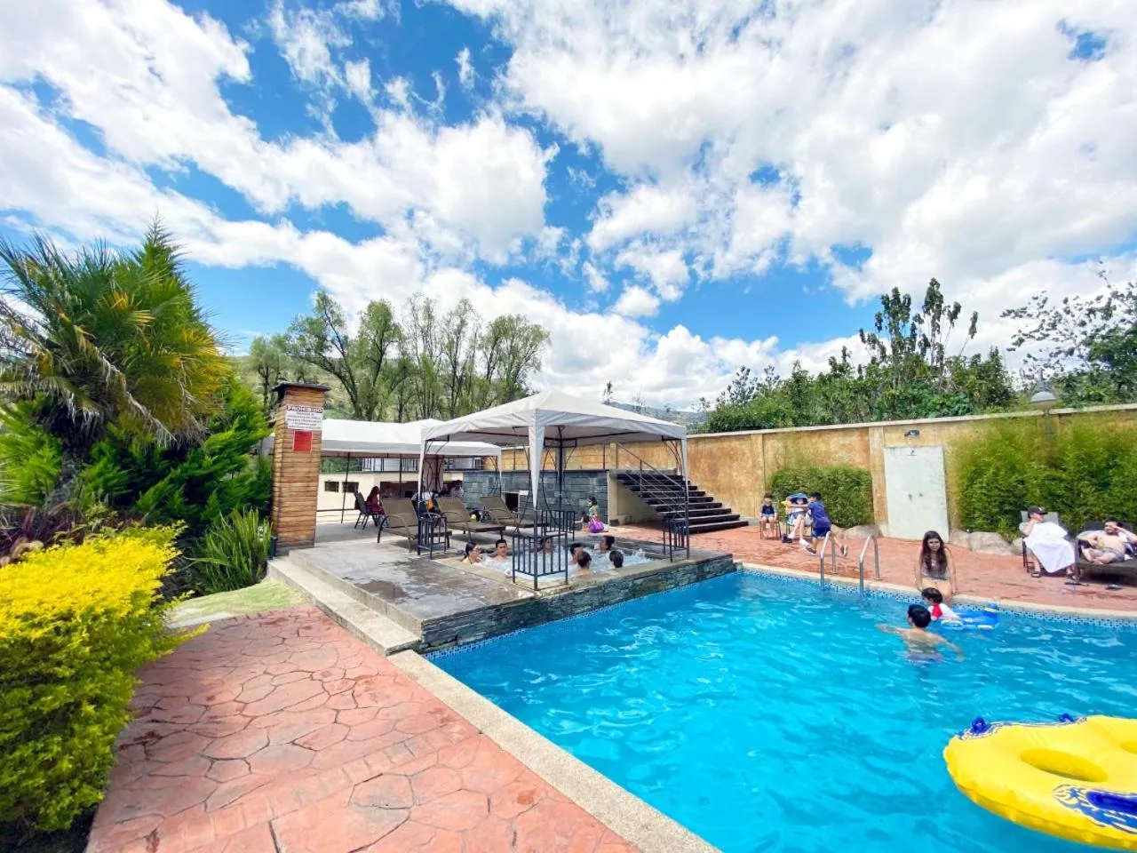 Swimming pool in Hosteria Arhaná