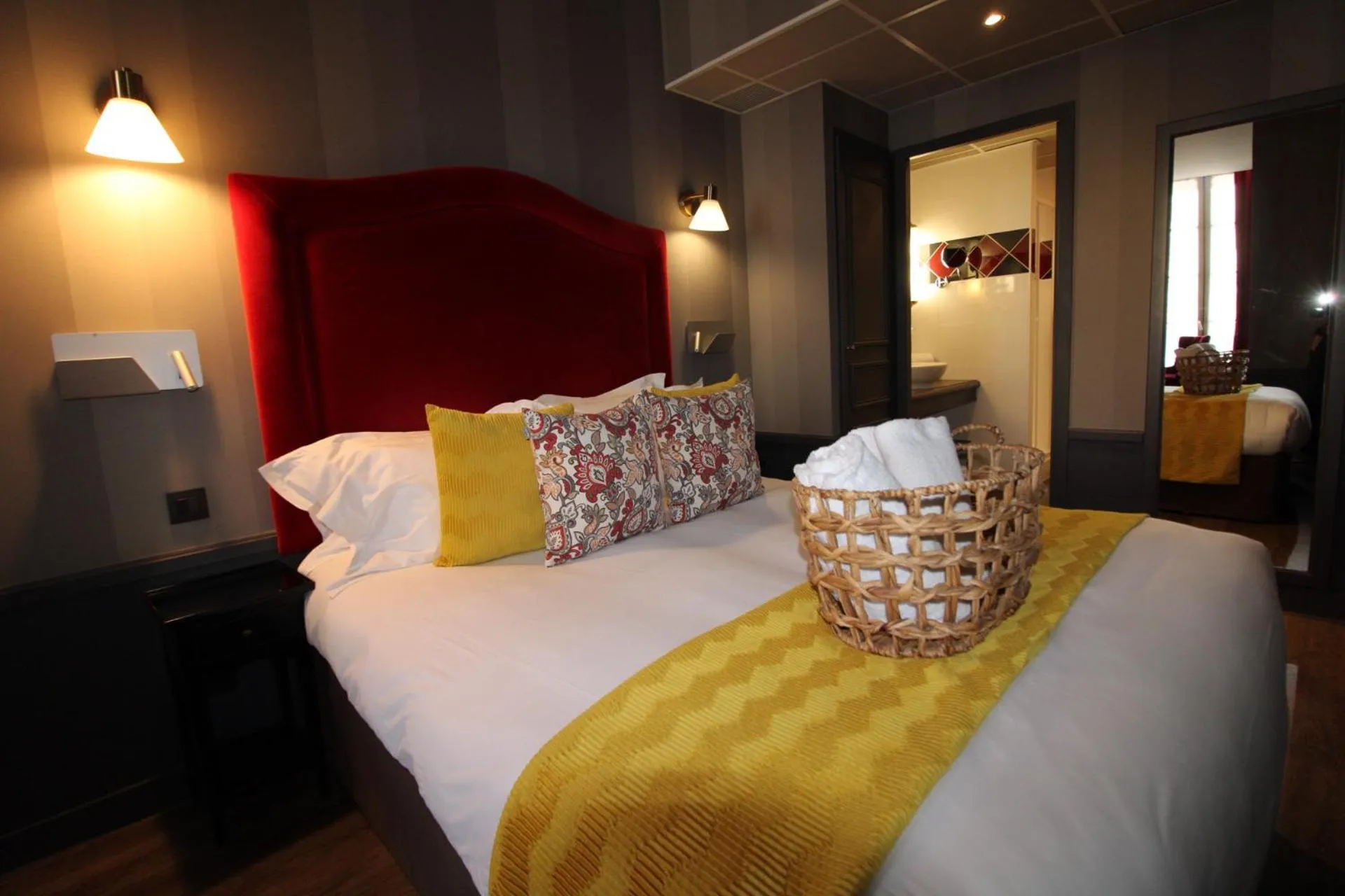 Bedroom, Bed in Hôtel Alexandra