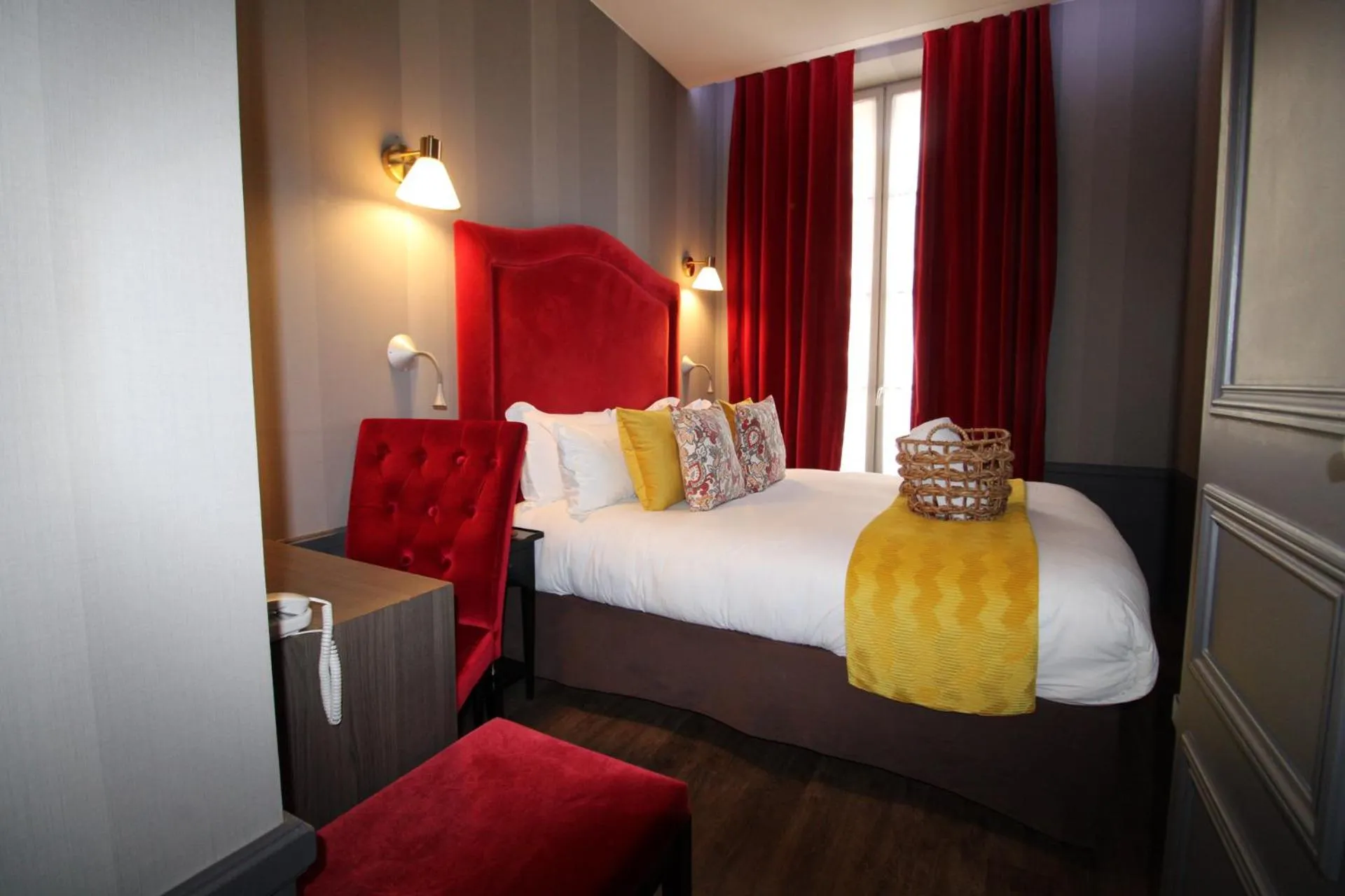 Bedroom, Bed in Hôtel Alexandra