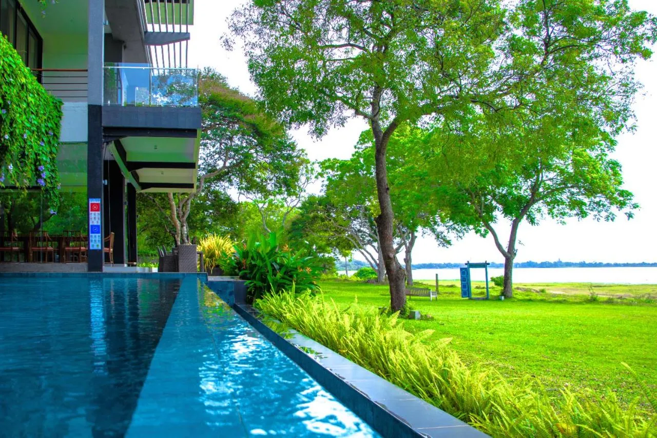 Garden in The Lake Forest Hotel