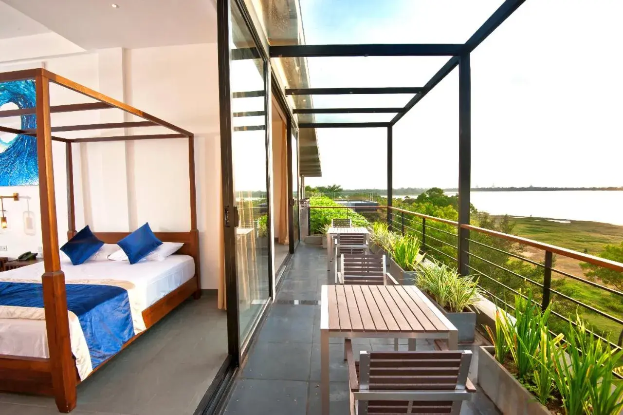 King Room with Lake View - single occupancy in The Lake Forest Hotel King Room with Lake View - single occupancy in The Lake Forest Hotel