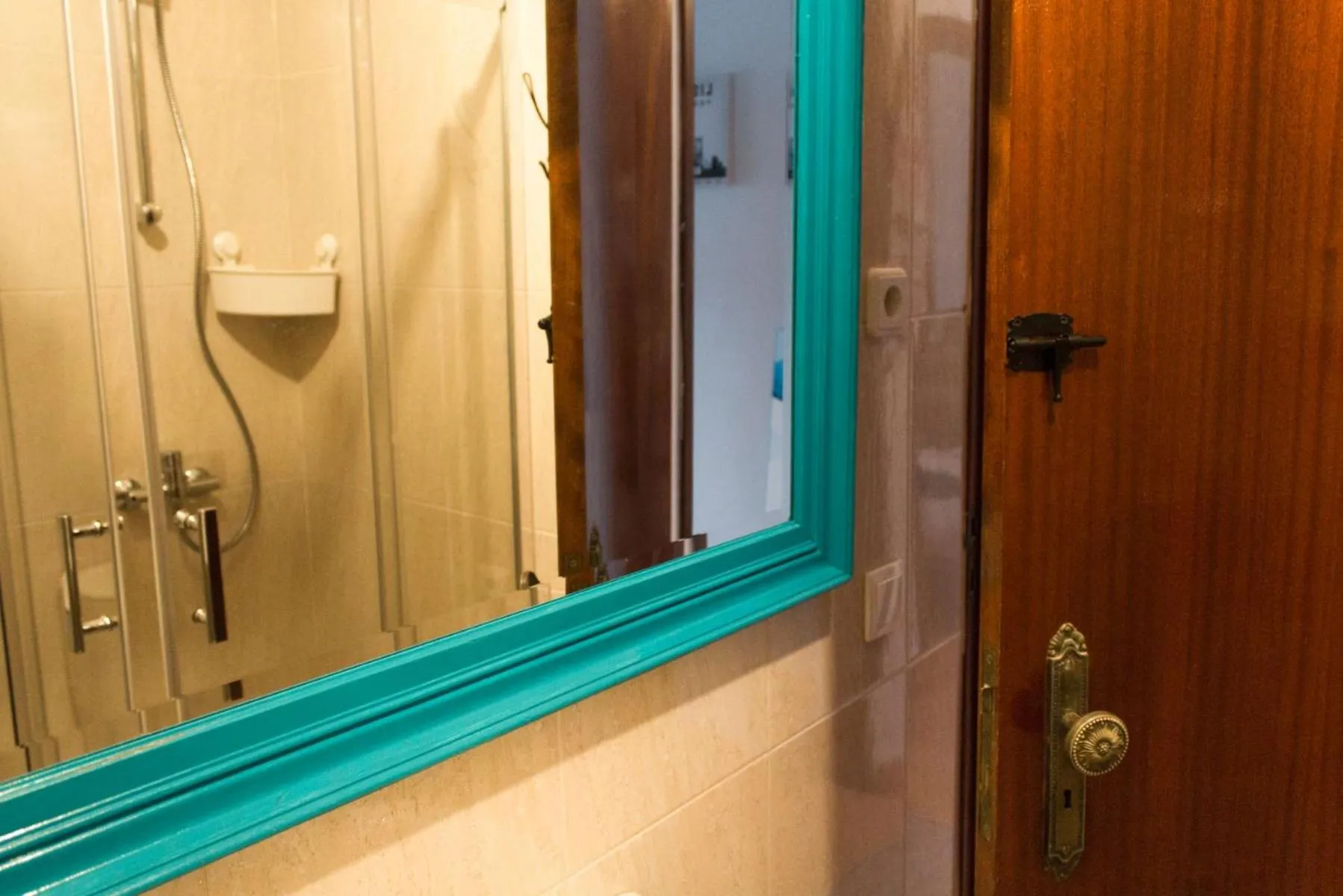 Shower in Paz & Amor Guest House - Peace & Love