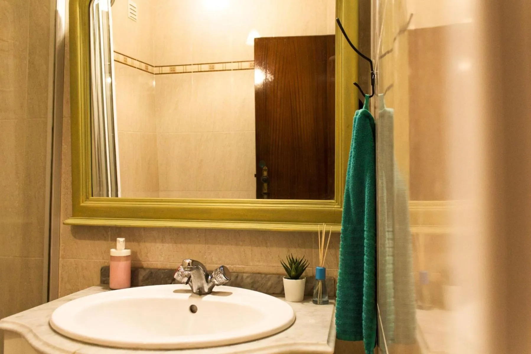 Shower in Paz & Amor Guest House - Peace & Love