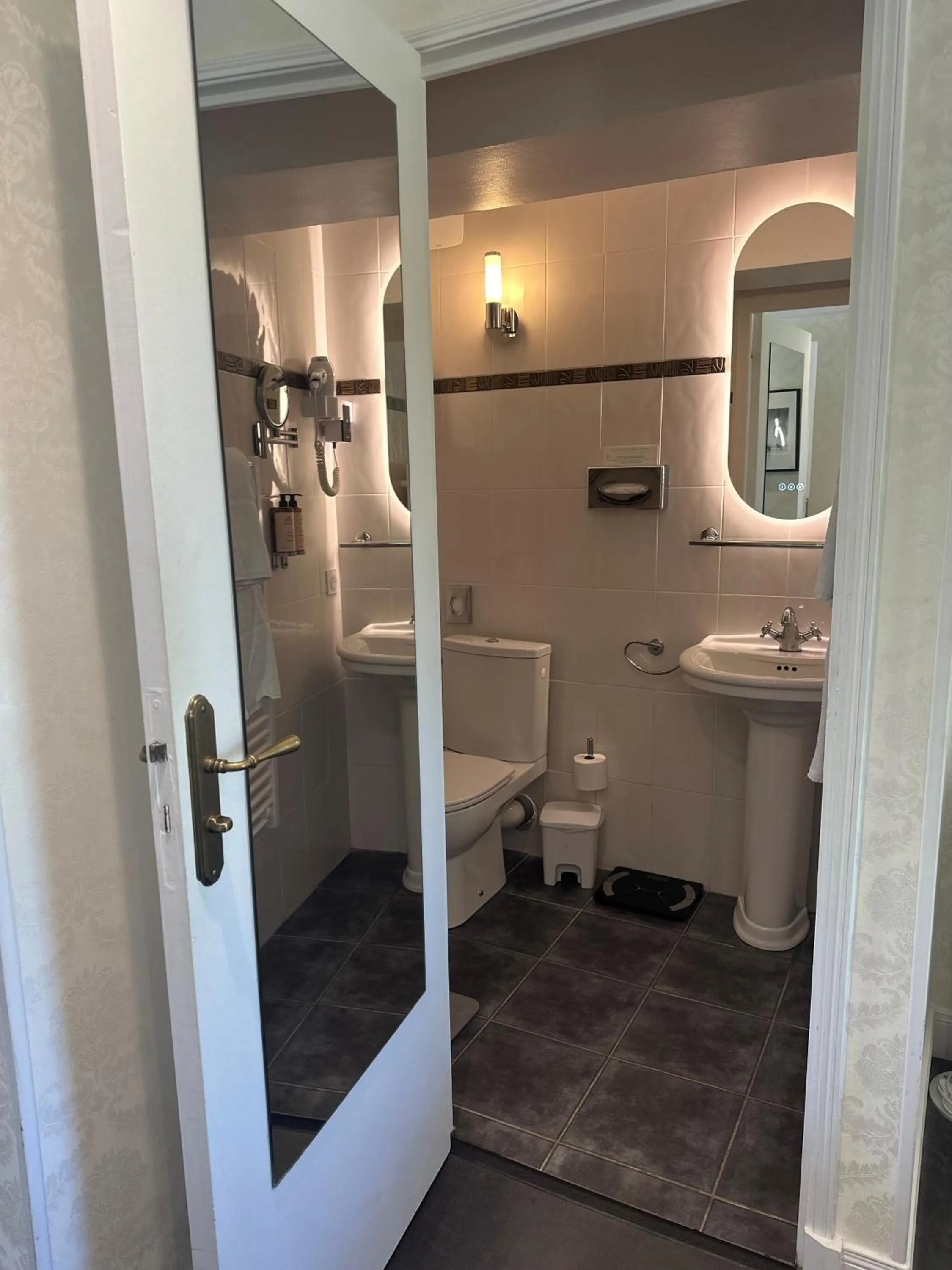 Toilet in Château de Bellefontaine - Teritoria