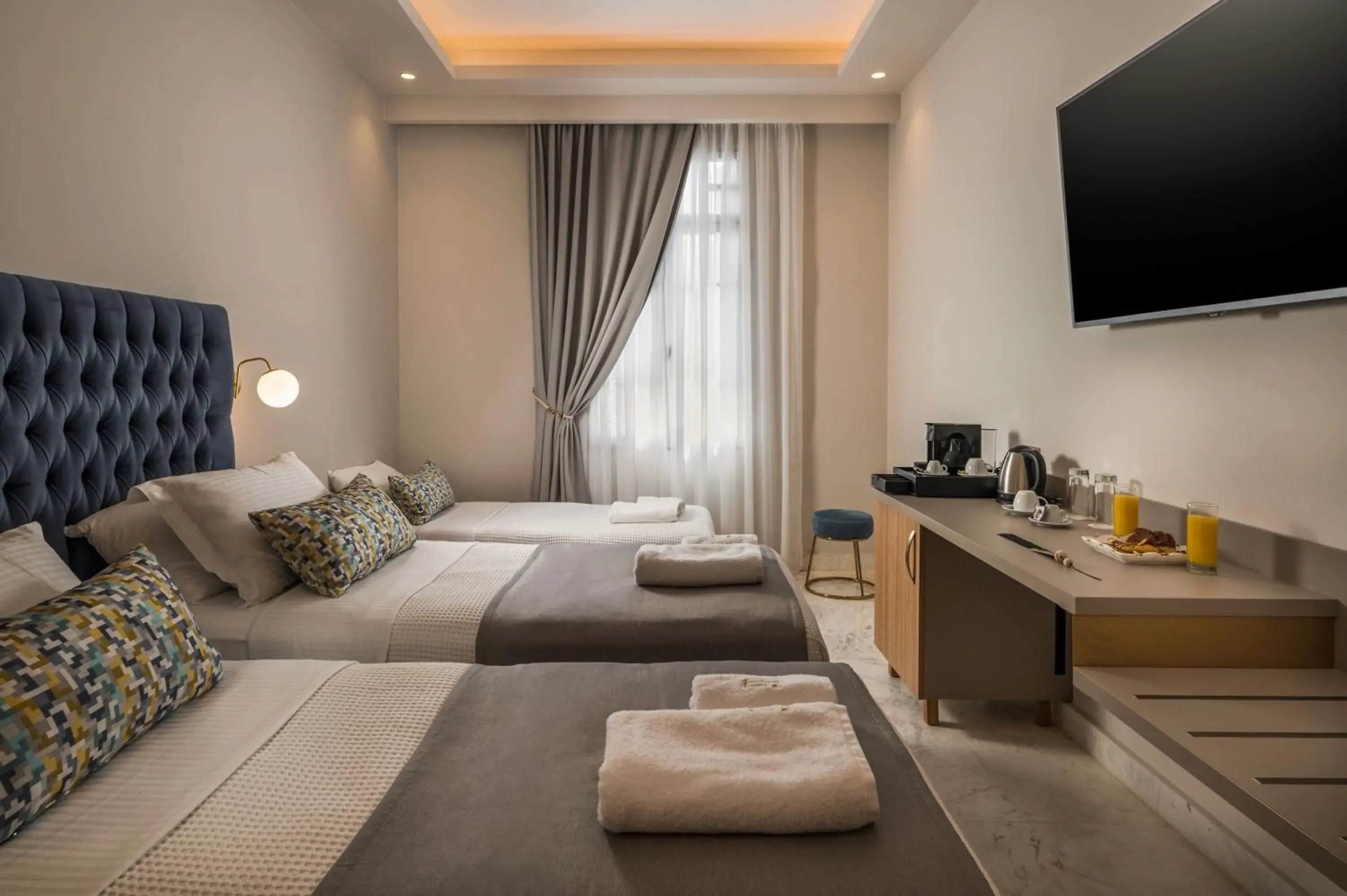 Deluxe Triple Room with City View in Plaza 1866 Superior City Rooms Deluxe Triple Room with City View in Plaza 1866 Superior City Rooms