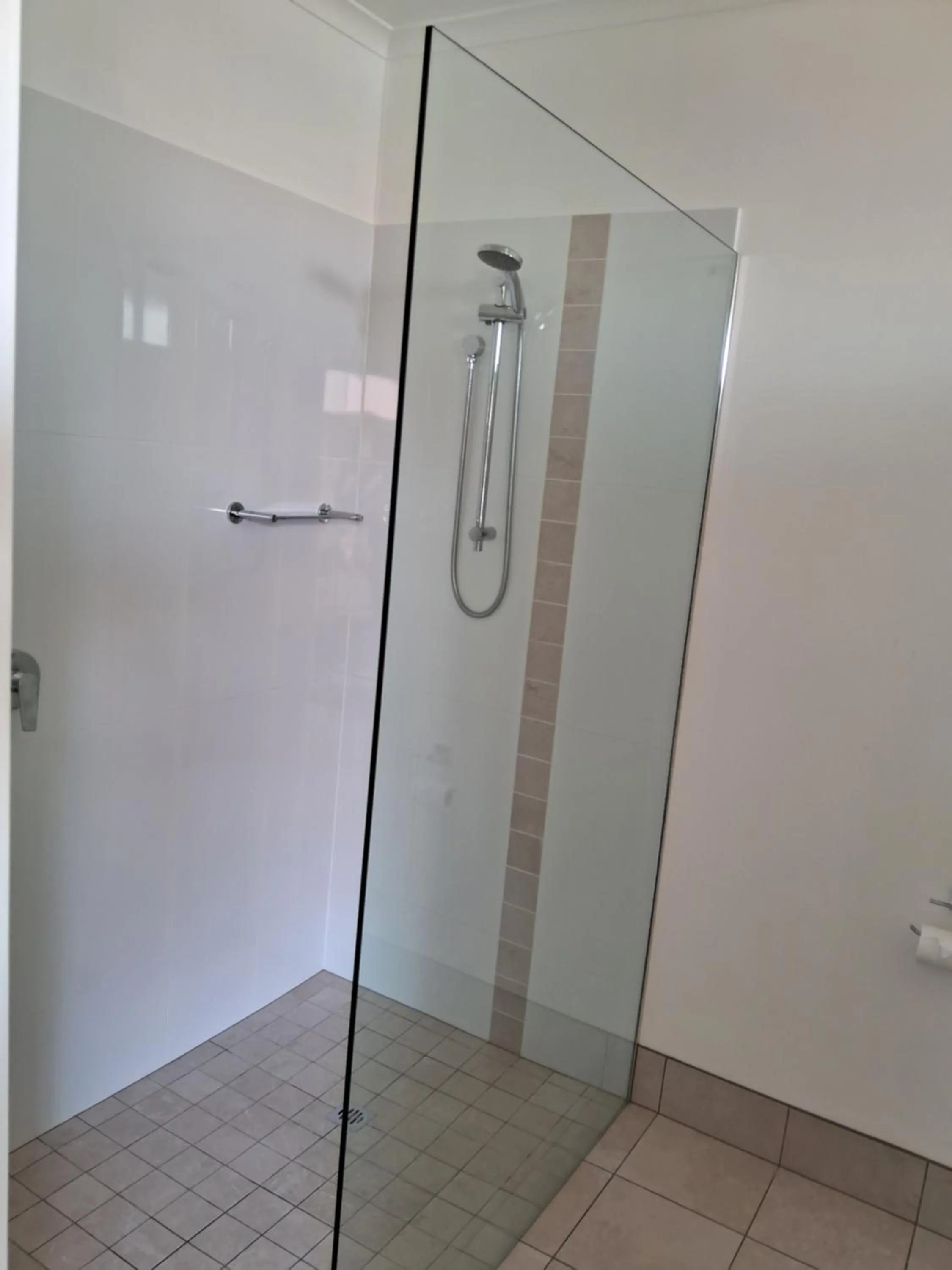 Shower in Mid City Motor Inn