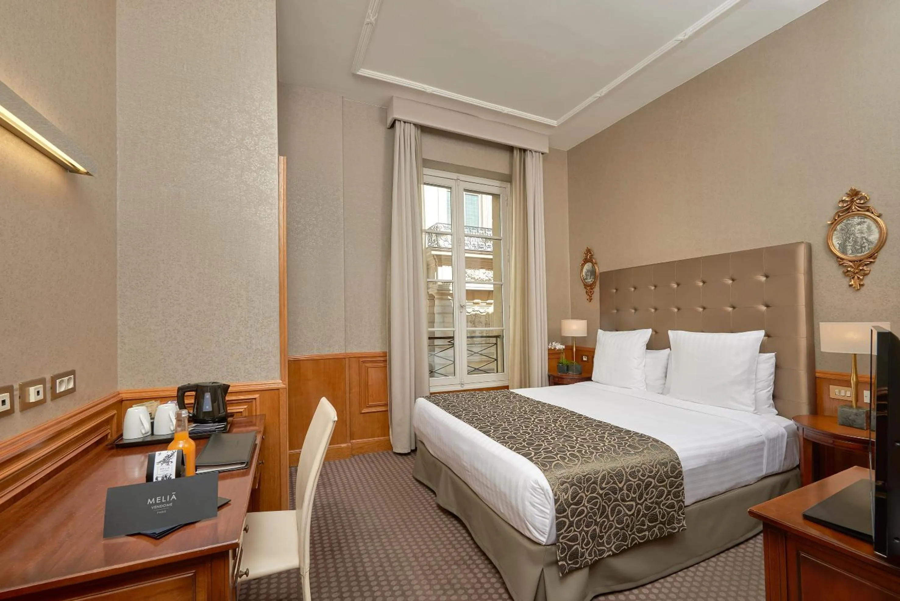 Property building, Bed in Meliá Paris Vendôme