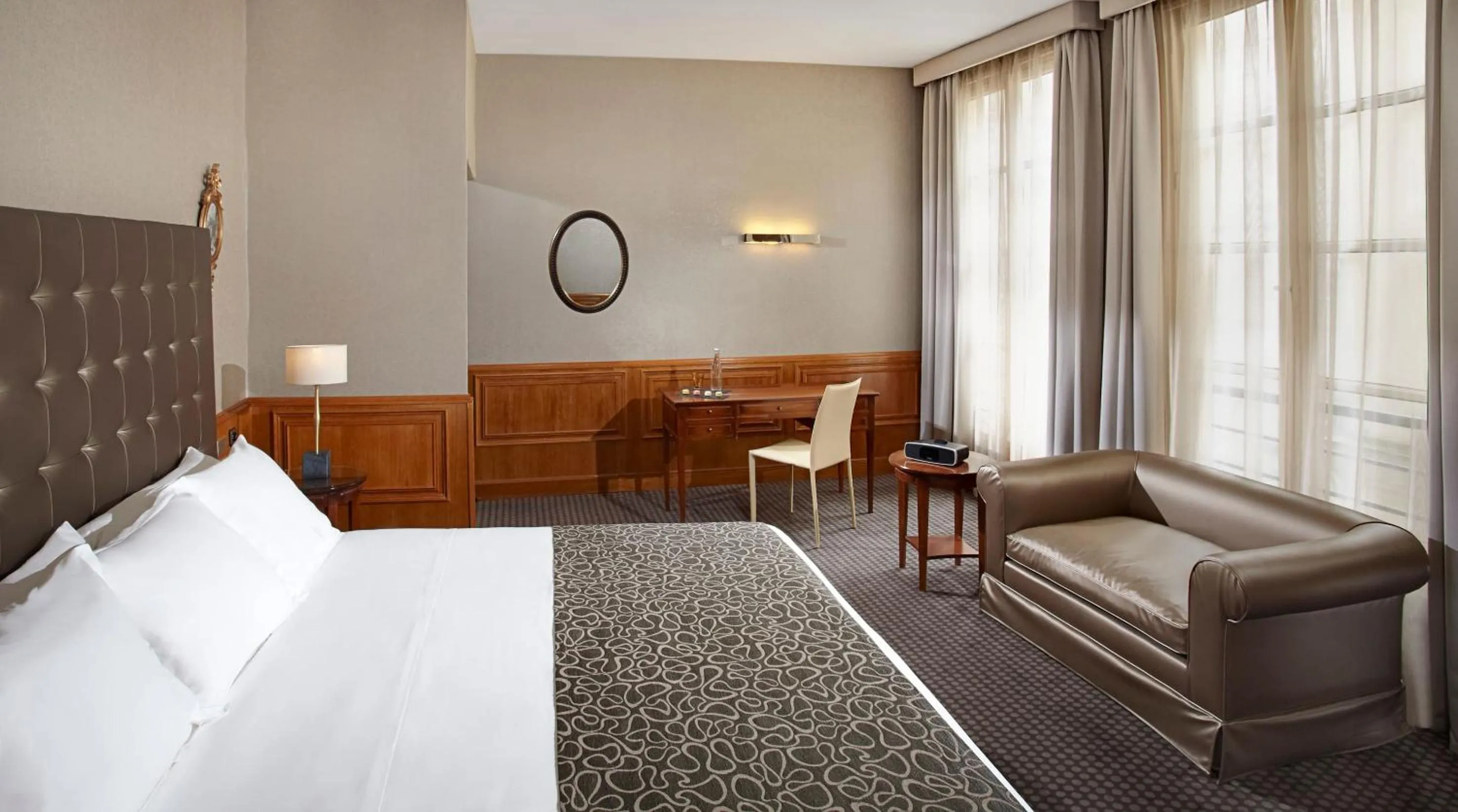 Bed in Meliá Paris Vendôme