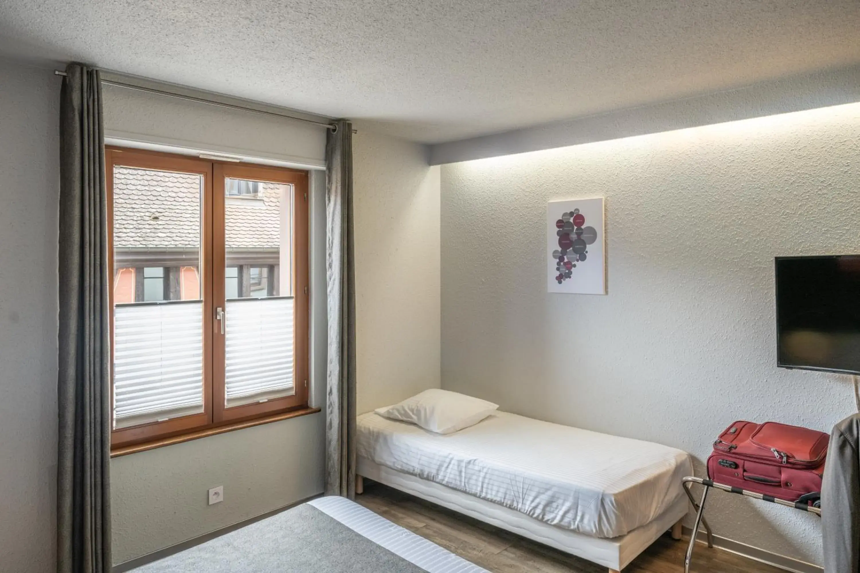 Comfort Triple Room with Shower in Hotel Colmar Vignes Eguisheim Comfort Triple Room with Shower in Hotel Colmar Vignes Eguisheim