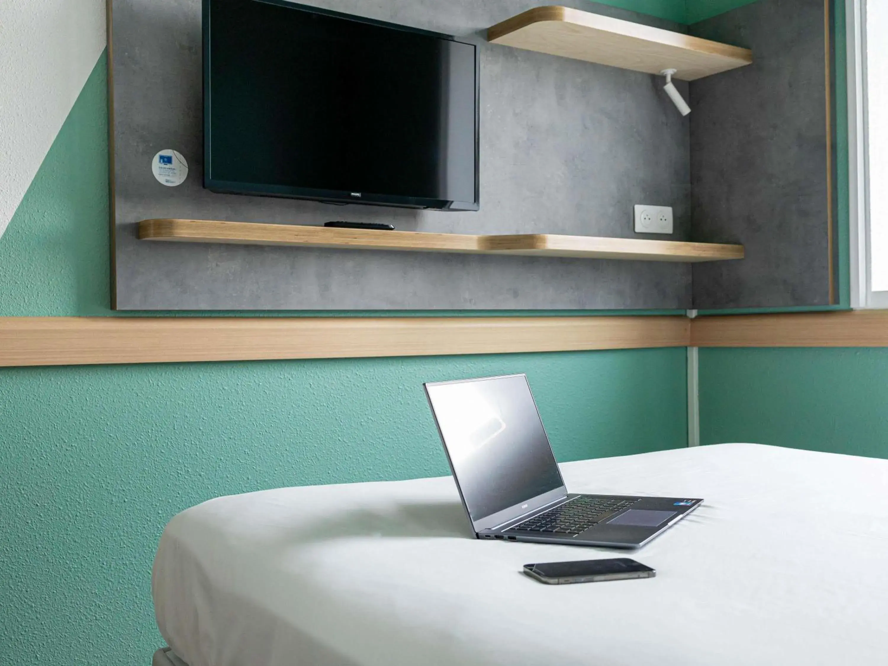 Triple Room with One Double Bed and One Bunk Bed in ibis budget Toulouse Aeroport Triple Room with One Double Bed and One Bunk Bed in ibis budget Toulouse Aeroport