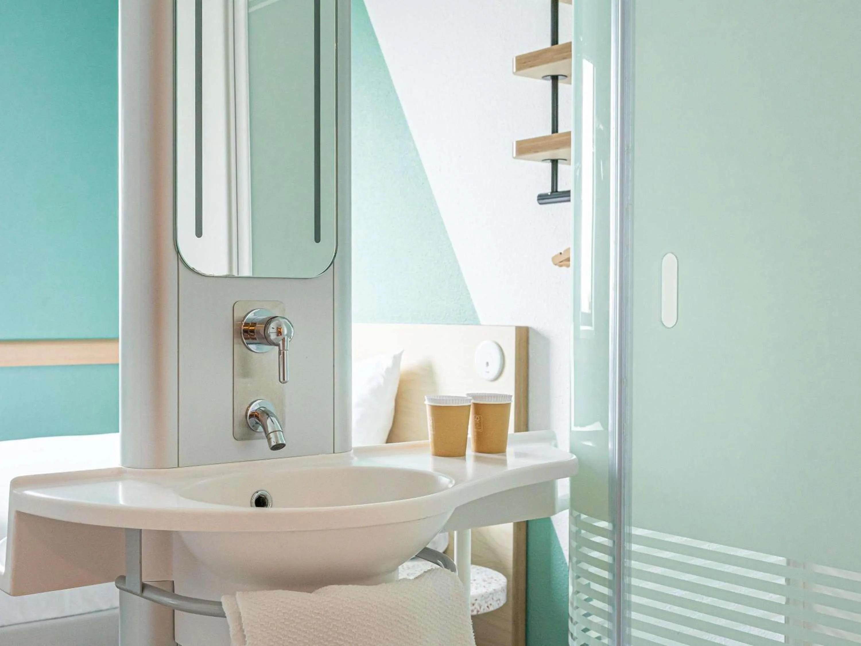 Bedroom in ibis budget Toulouse Aeroport