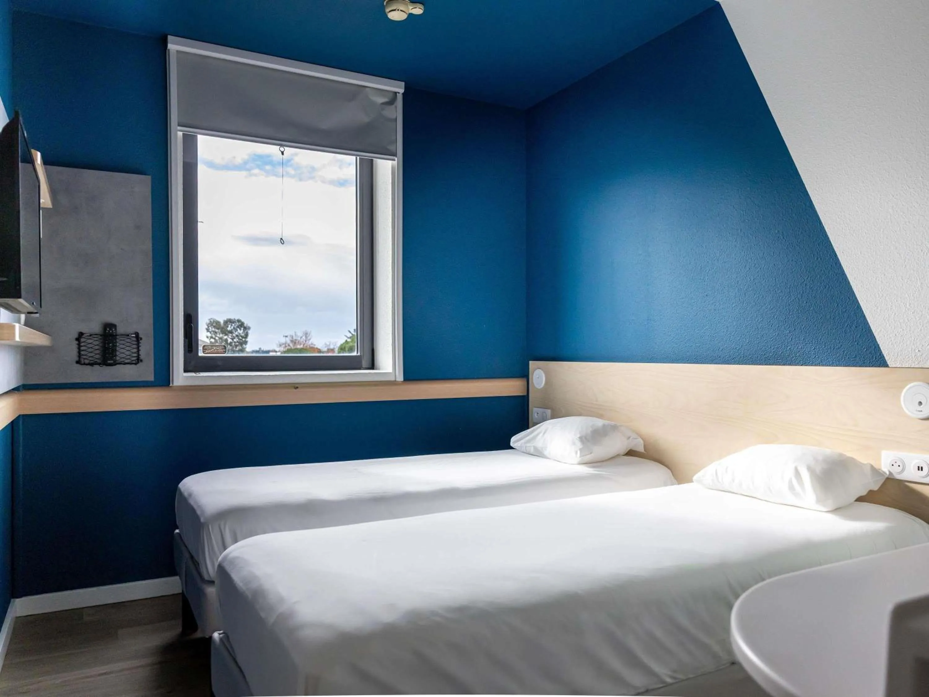 Bedroom, Bed in ibis budget Toulouse Aeroport