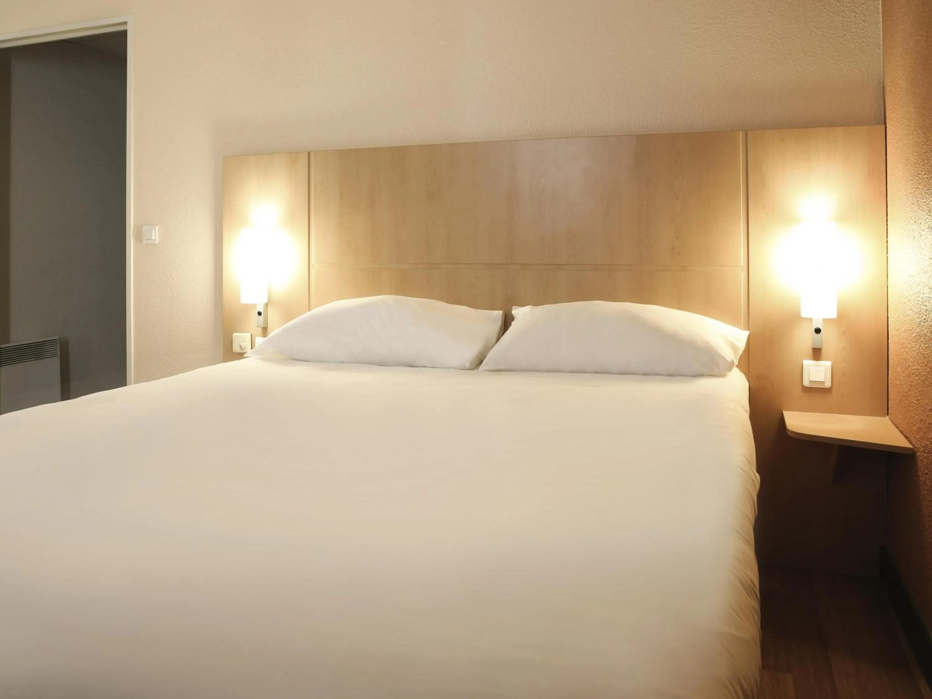 Bedroom, Bed in ibis Bourg Jasseron/Teyssonge