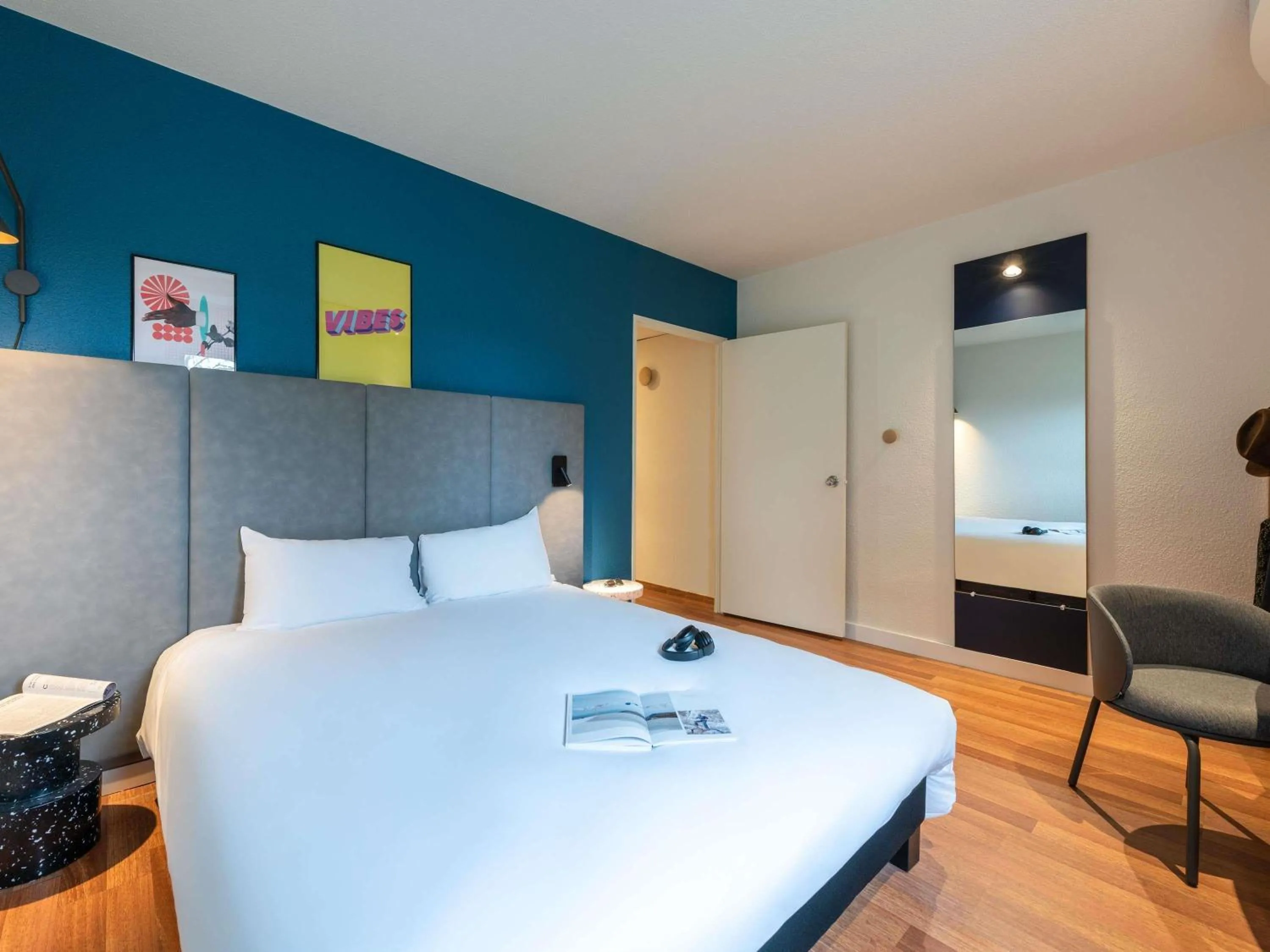 Property building, Bed in ibis Bourg Jasseron/Teyssonge