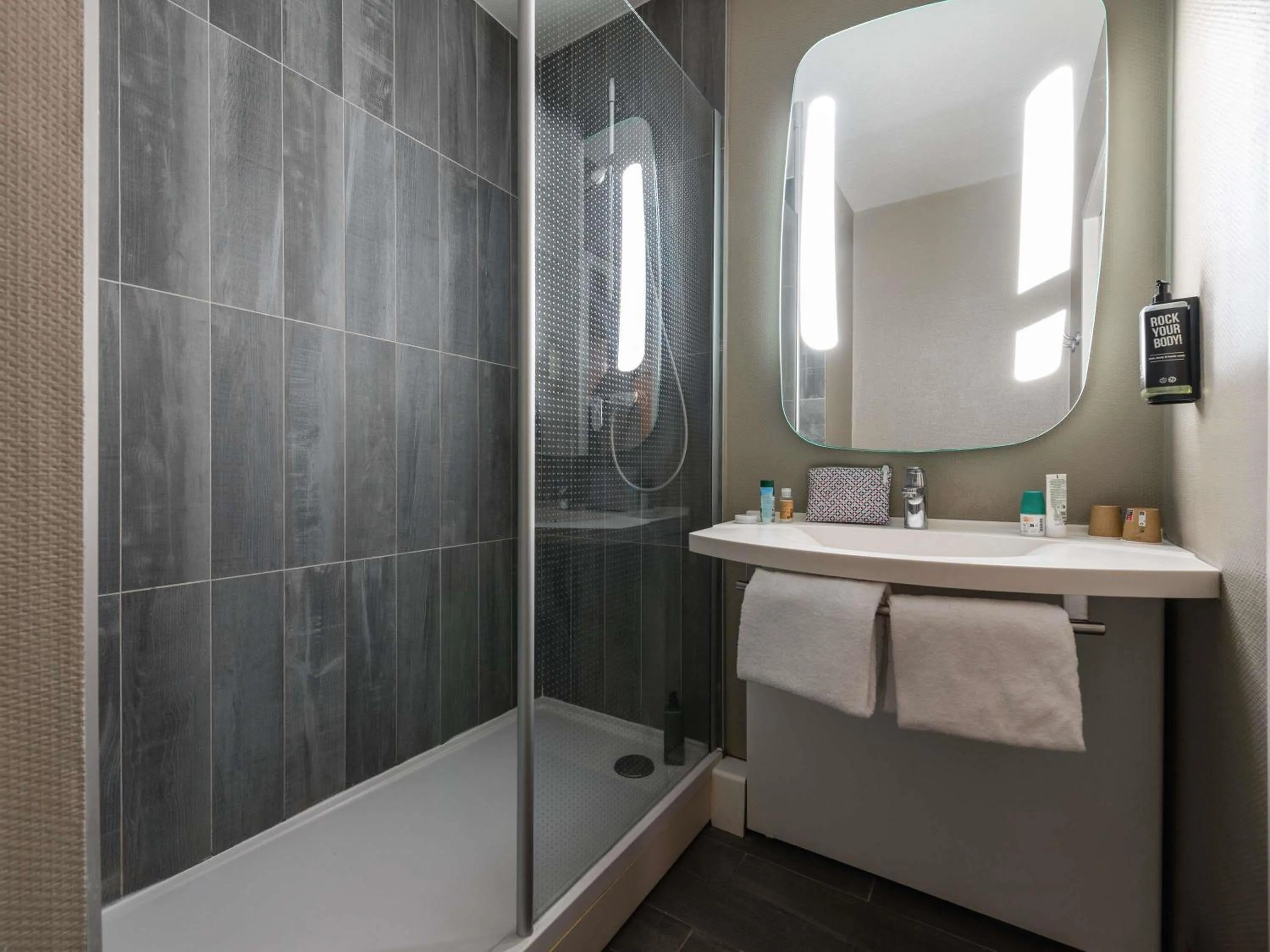 Property building in ibis Bourg Jasseron/Teyssonge