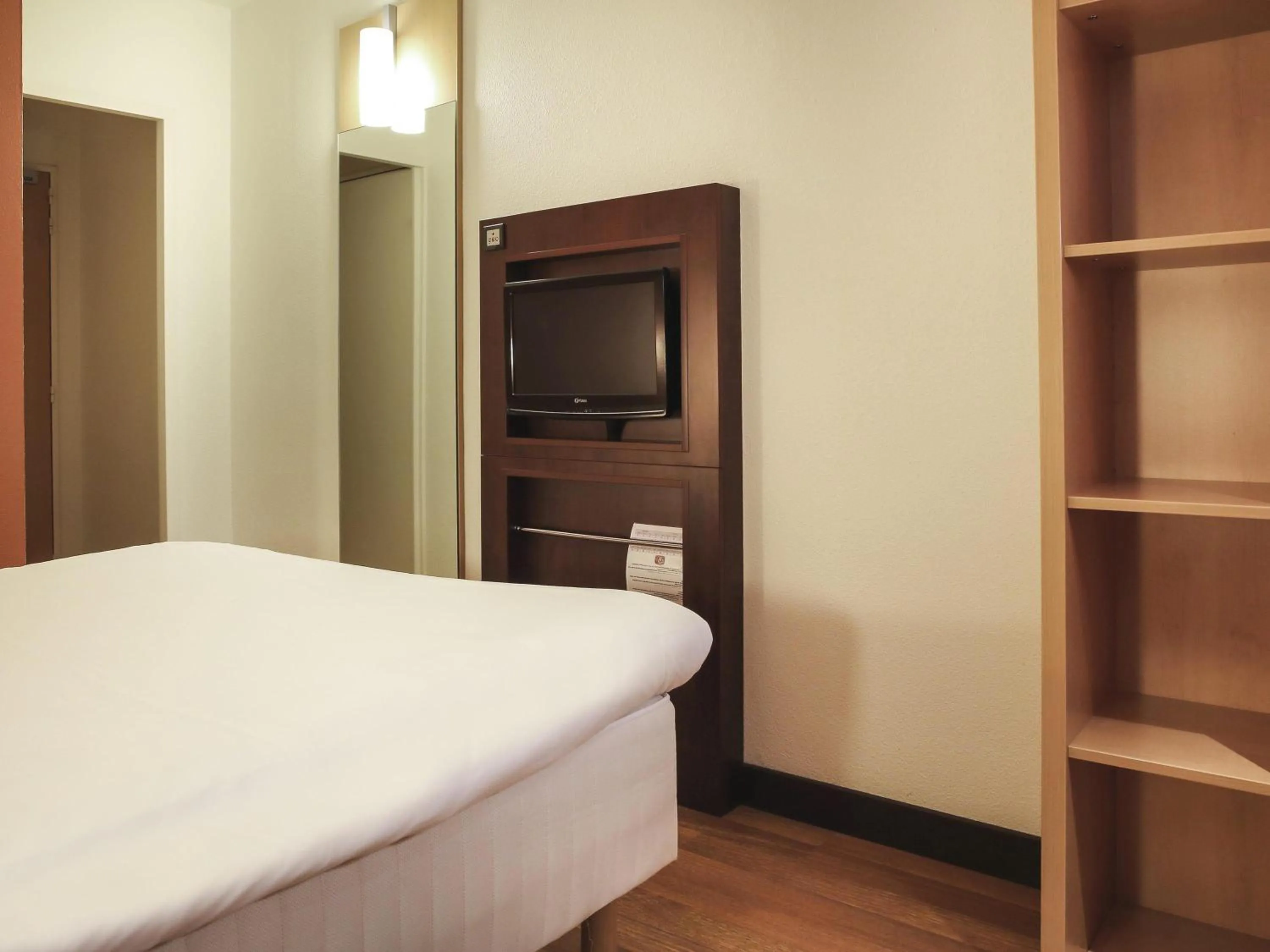 Bedroom, Bed in ibis Bourg Jasseron/Teyssonge