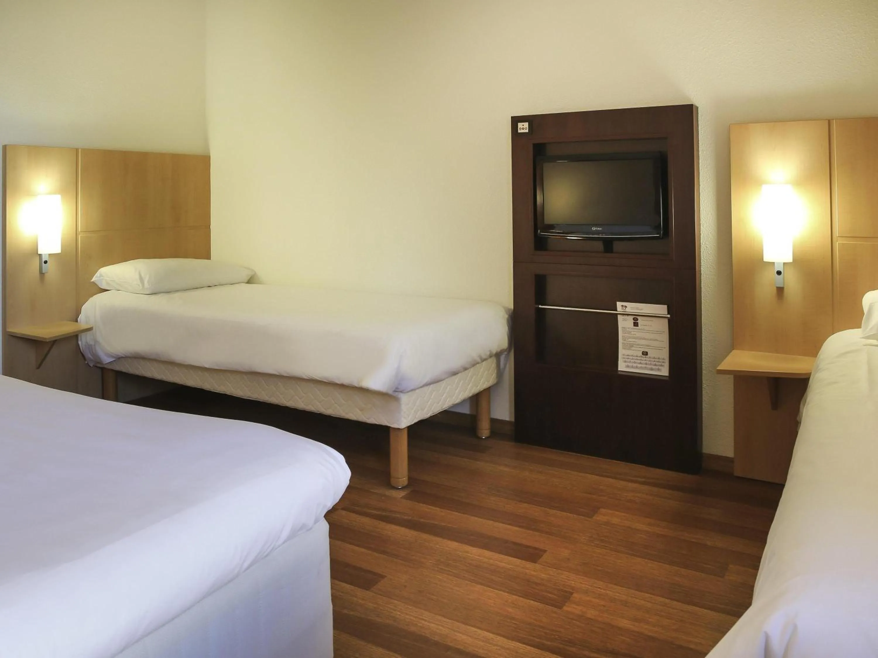 Bedroom, Bed in ibis Bourg Jasseron/Teyssonge