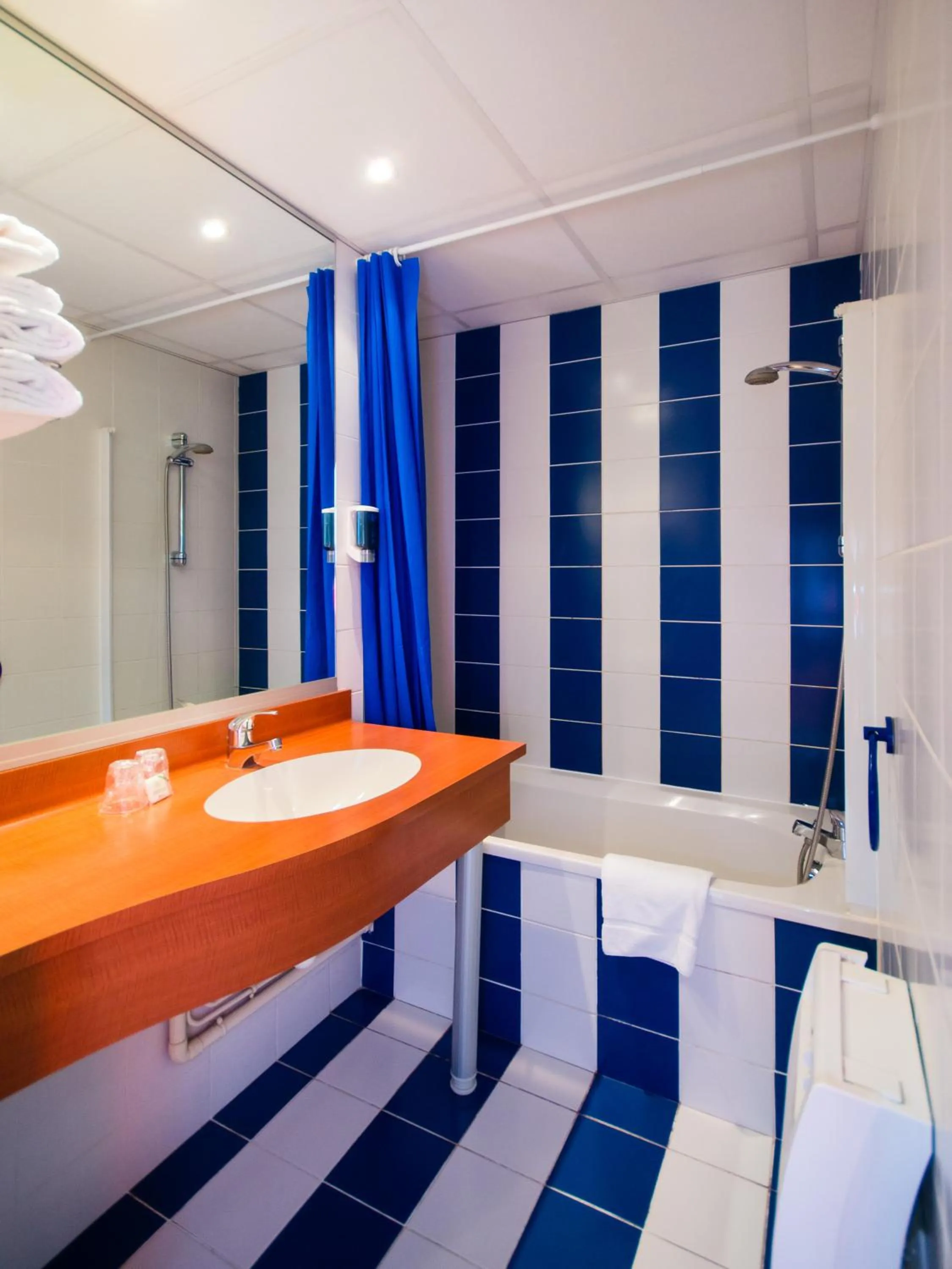 Bath in Brit Hotel Saint Malo – Le Transat