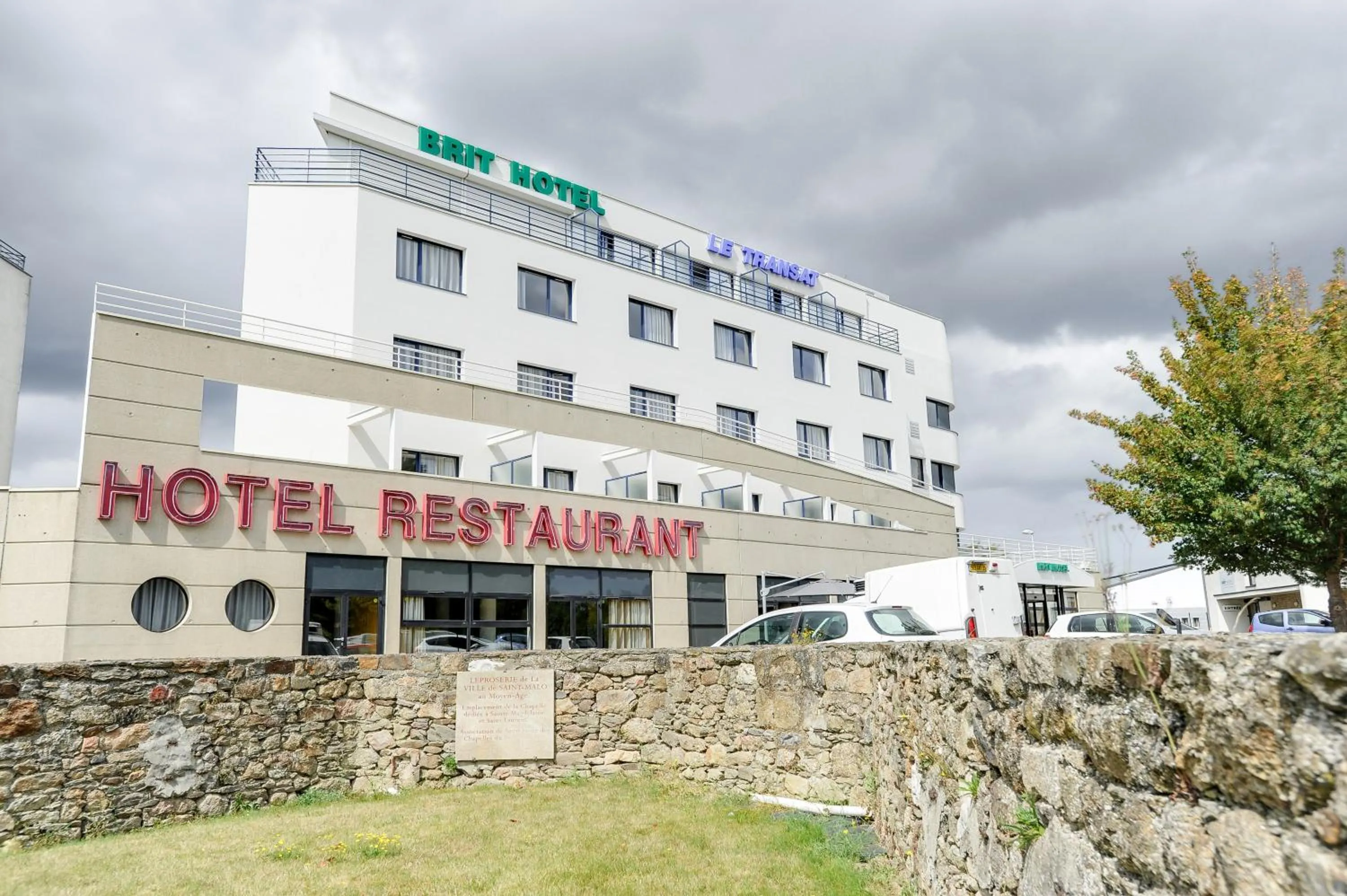 Property building in Brit Hotel Saint Malo – Le Transat